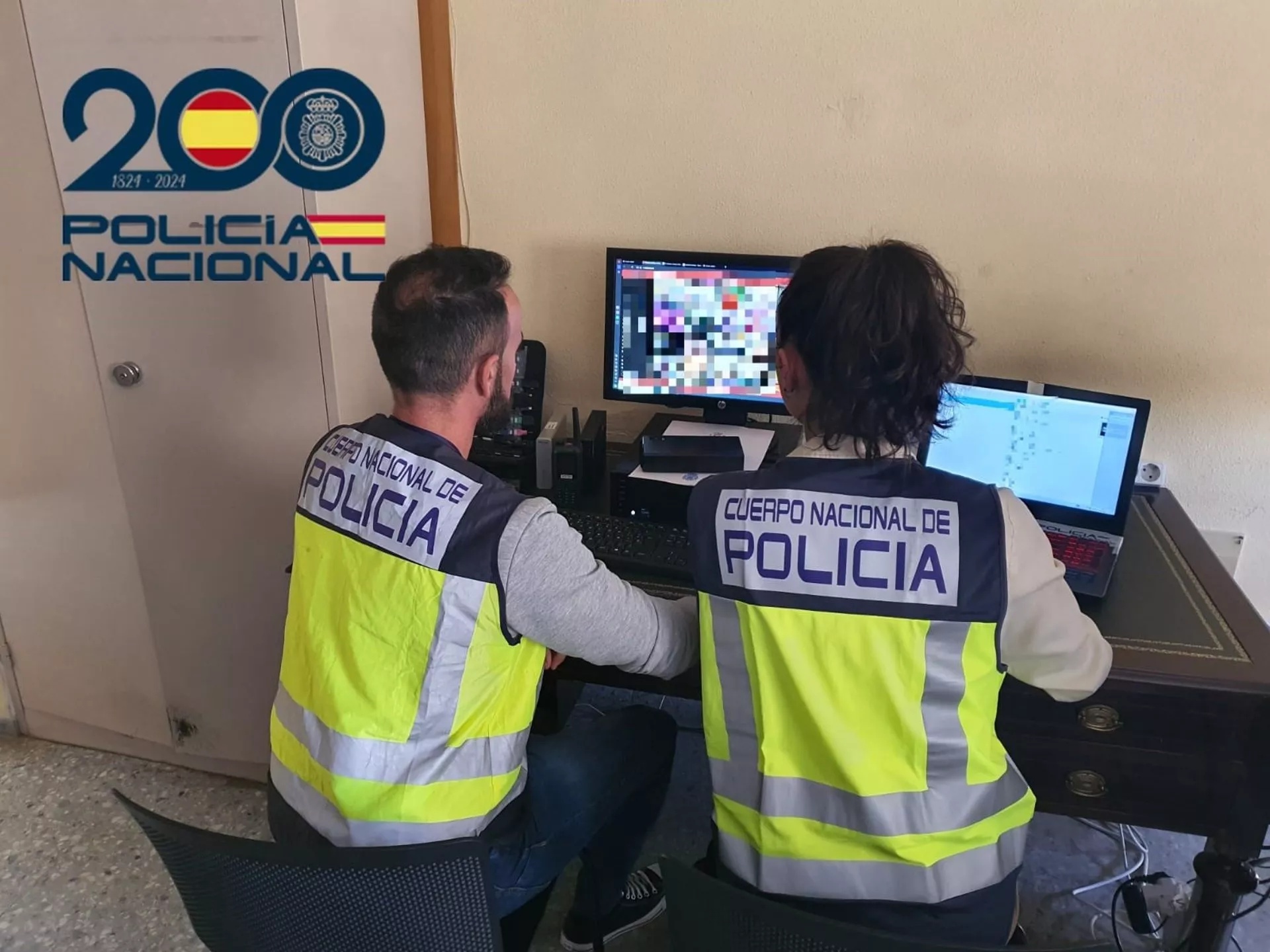 Agentes de la Policía buscan a ciberdelincuentes de pornografía infantil en una imagen de archivo.