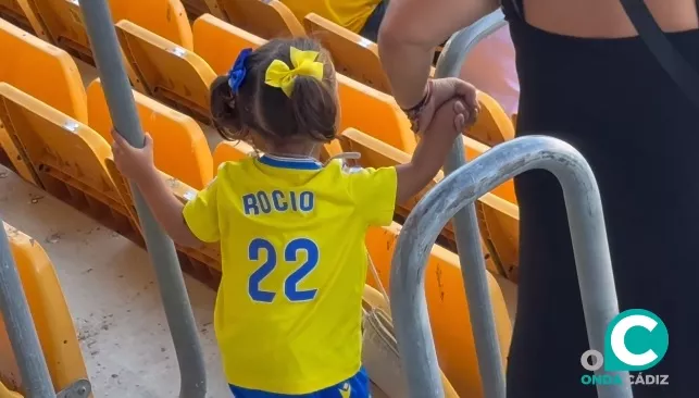 Una aficionada presencia el entrenamiento del primer equipo cadista