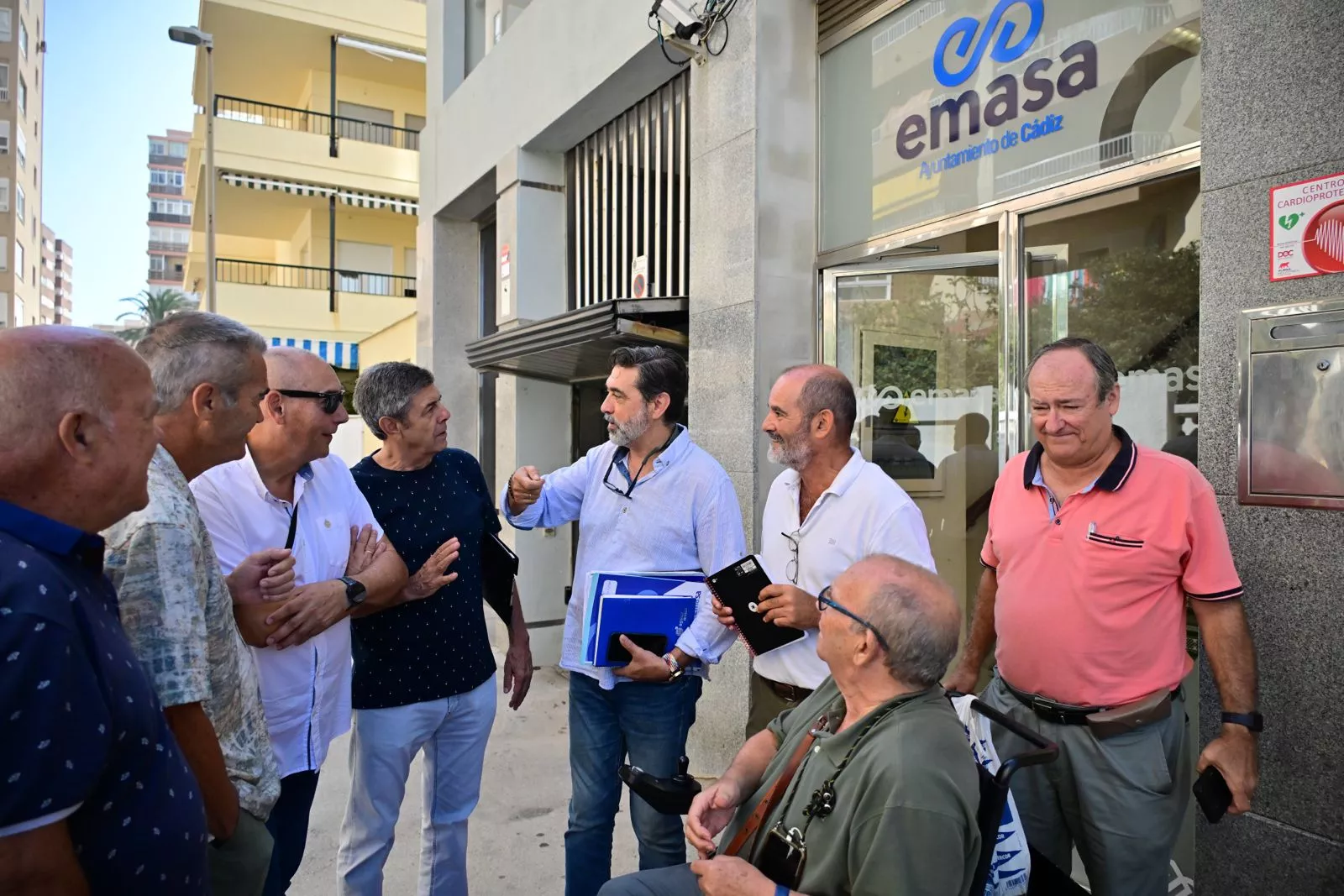 José Manuel Verdulla y técnicos de Emasa mantienen un encuentro con los representantes vecinales para explicarles la situación actual.