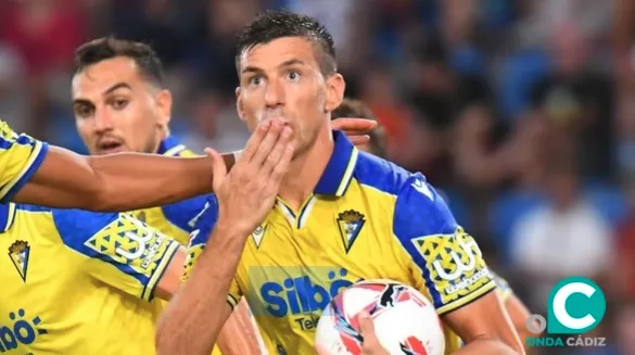 Rubén Alcaraz celebra el gol de la igualada para los amarillos (Foto: Cádiz CF)