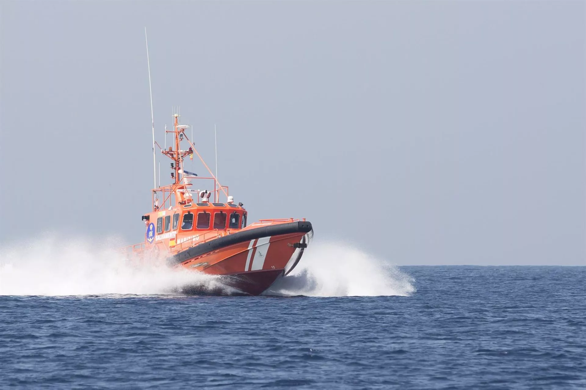  Imagen de archivo de la embarcación Salvamar Arcturus navegando por el mar