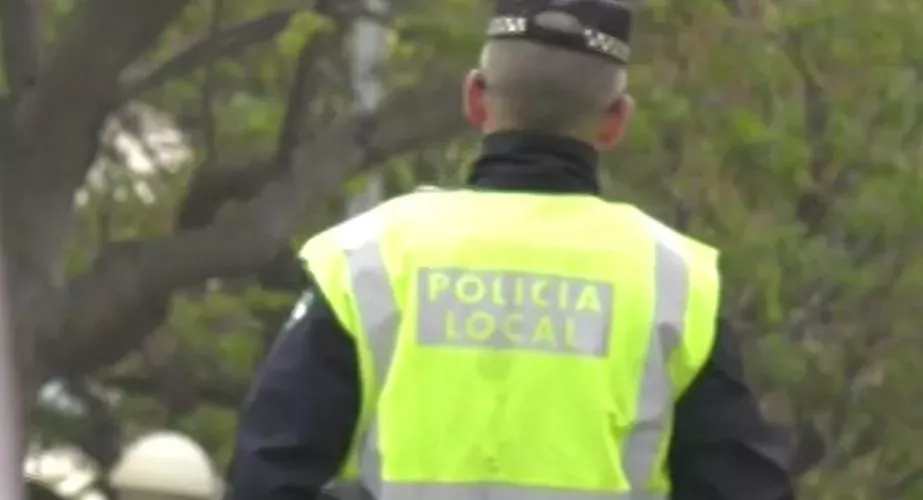 Un agente de la Policía Local regula el tráfico en una imagen de archivo