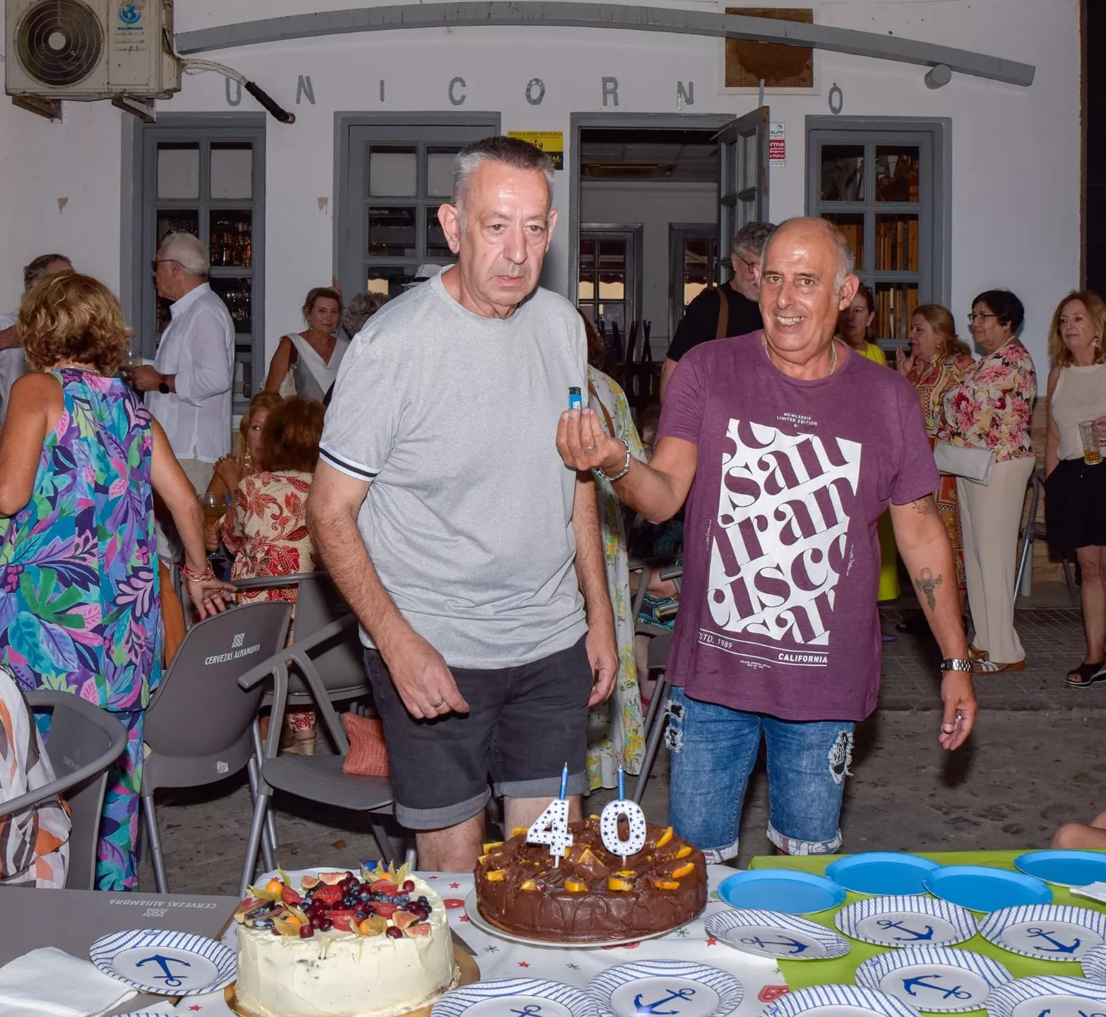 Pablo Ramos y Nono Gomila, actuales propietarios del café Unicornio de Cádiz. Pablo Ramos y Nono Gomila, actuales propietarios del café Unicornio de Cádiz.