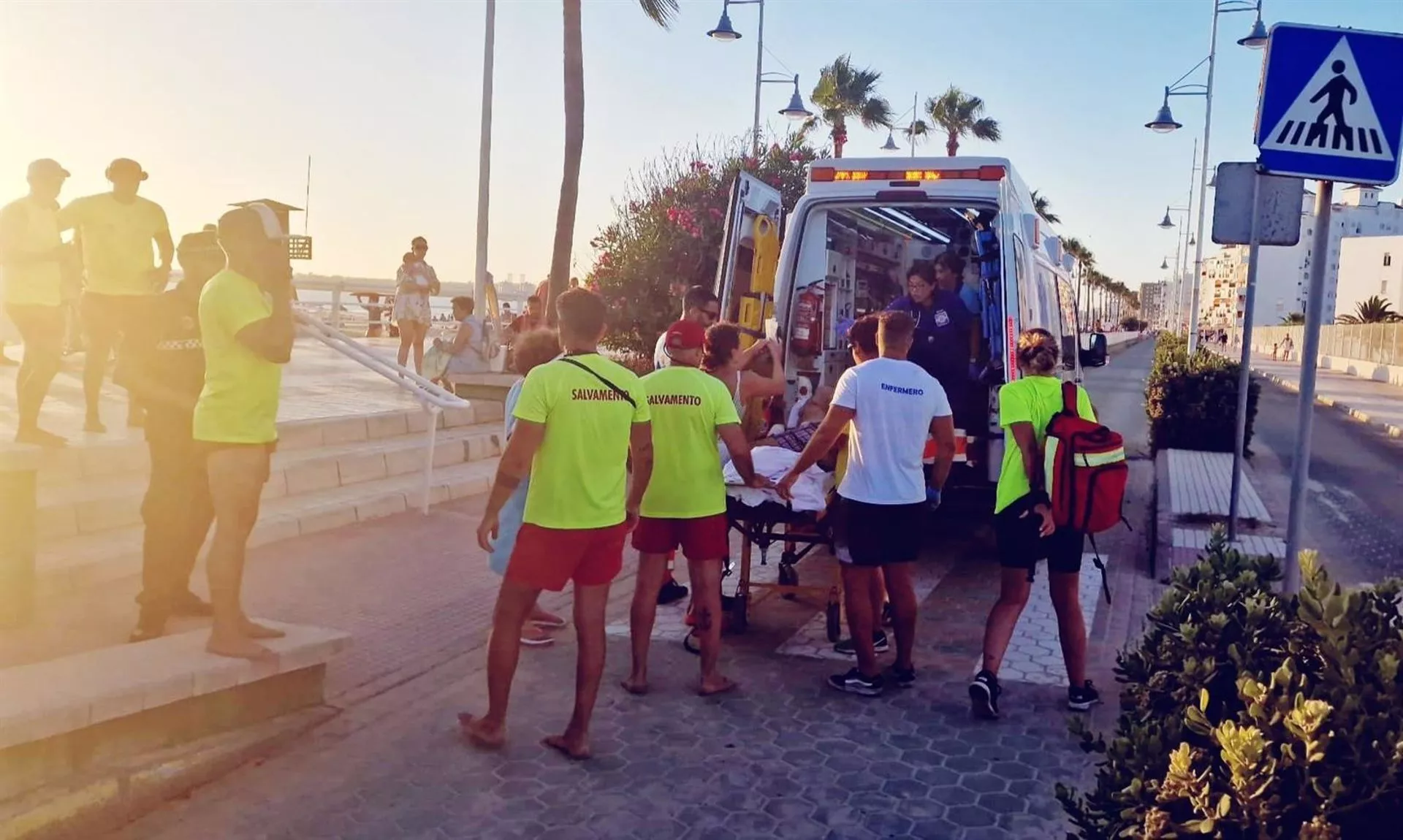 Momento de la evacuación en una ambulancia en el paseo marítimo portuense.