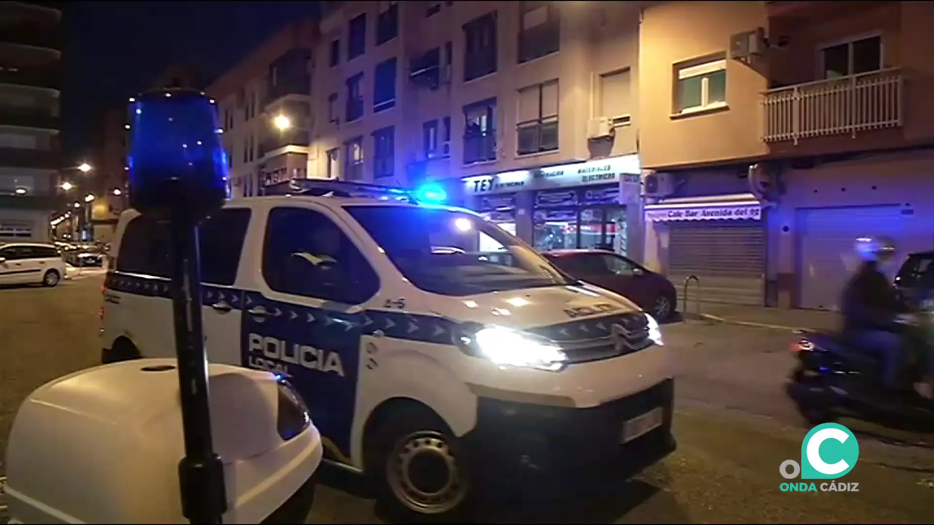 Vehículo de Policía Local en un servicio nocturno por la capital gaditana en una imagen de archivo.