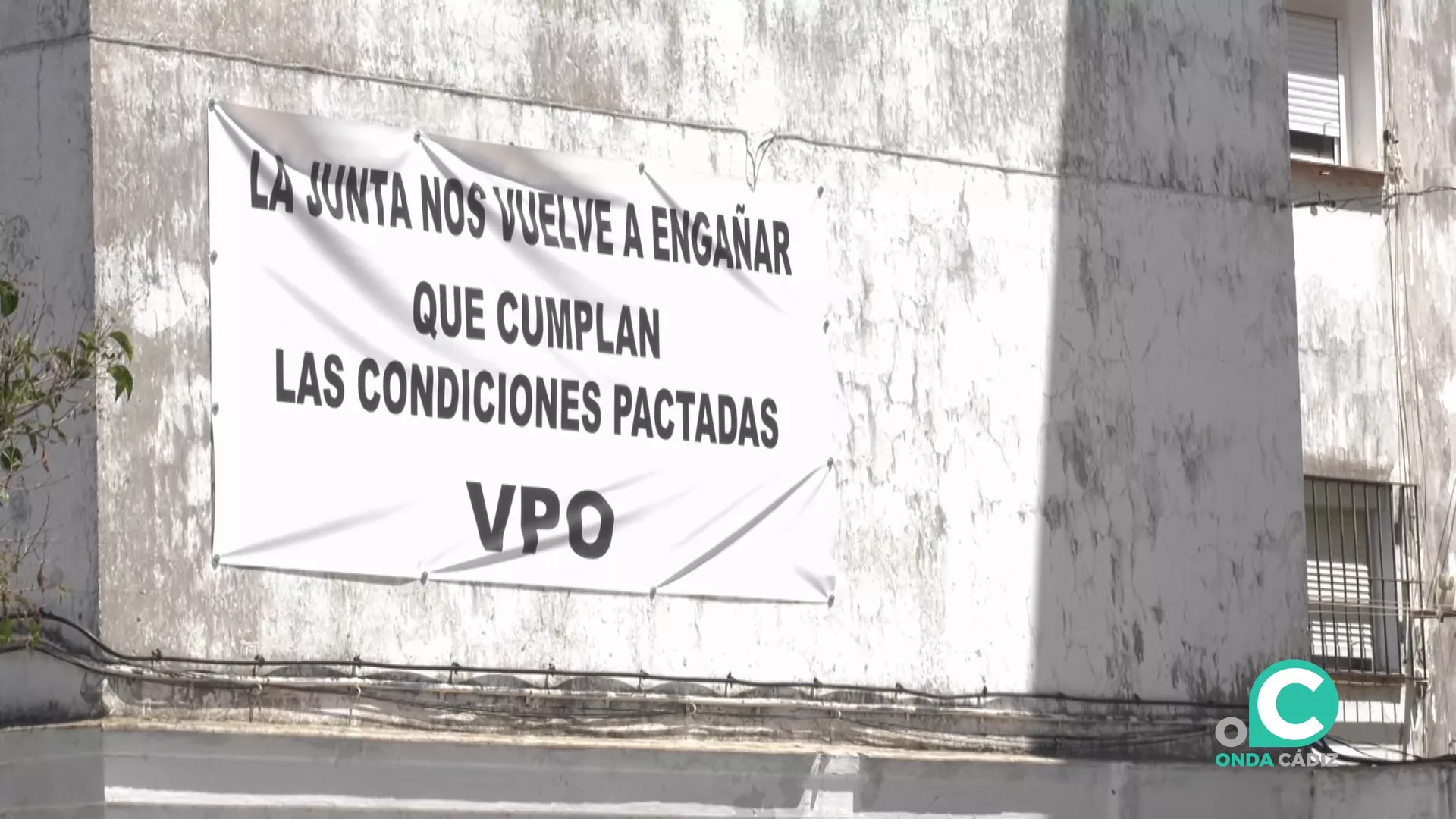 Cartel de protesta en la barriada de extramuros