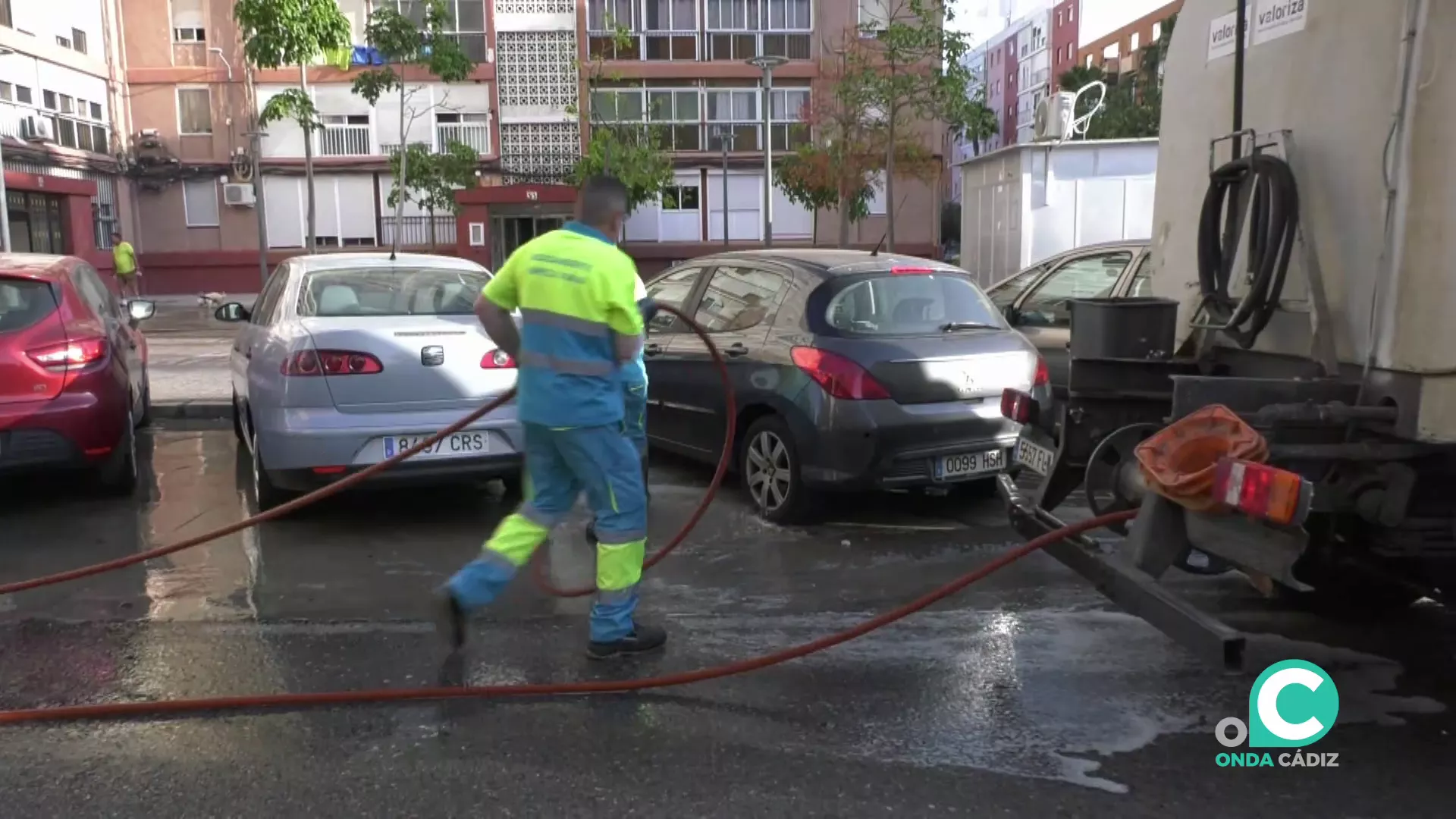 Baldeo en una de las calles de la capital gaditana