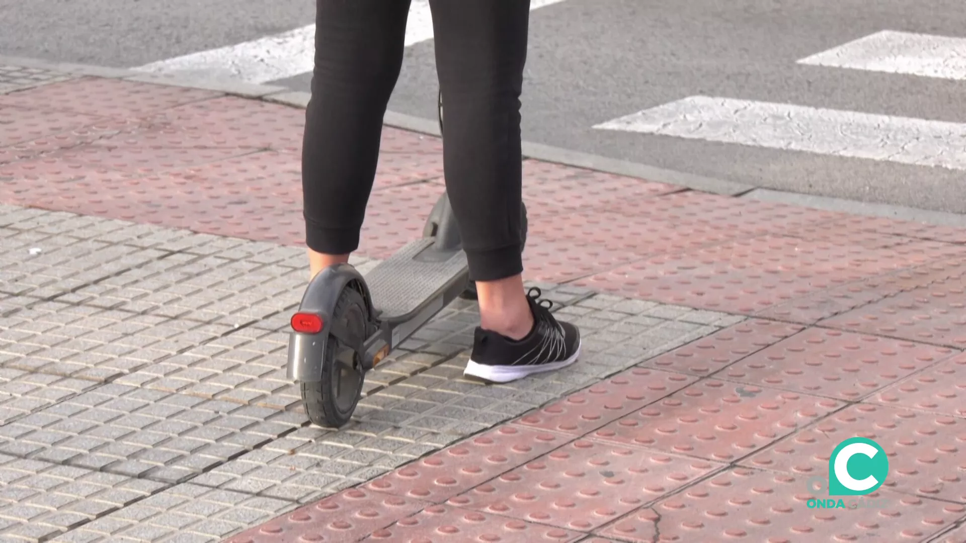 Un patinete aguarda a pasar por una calle en la ciudad