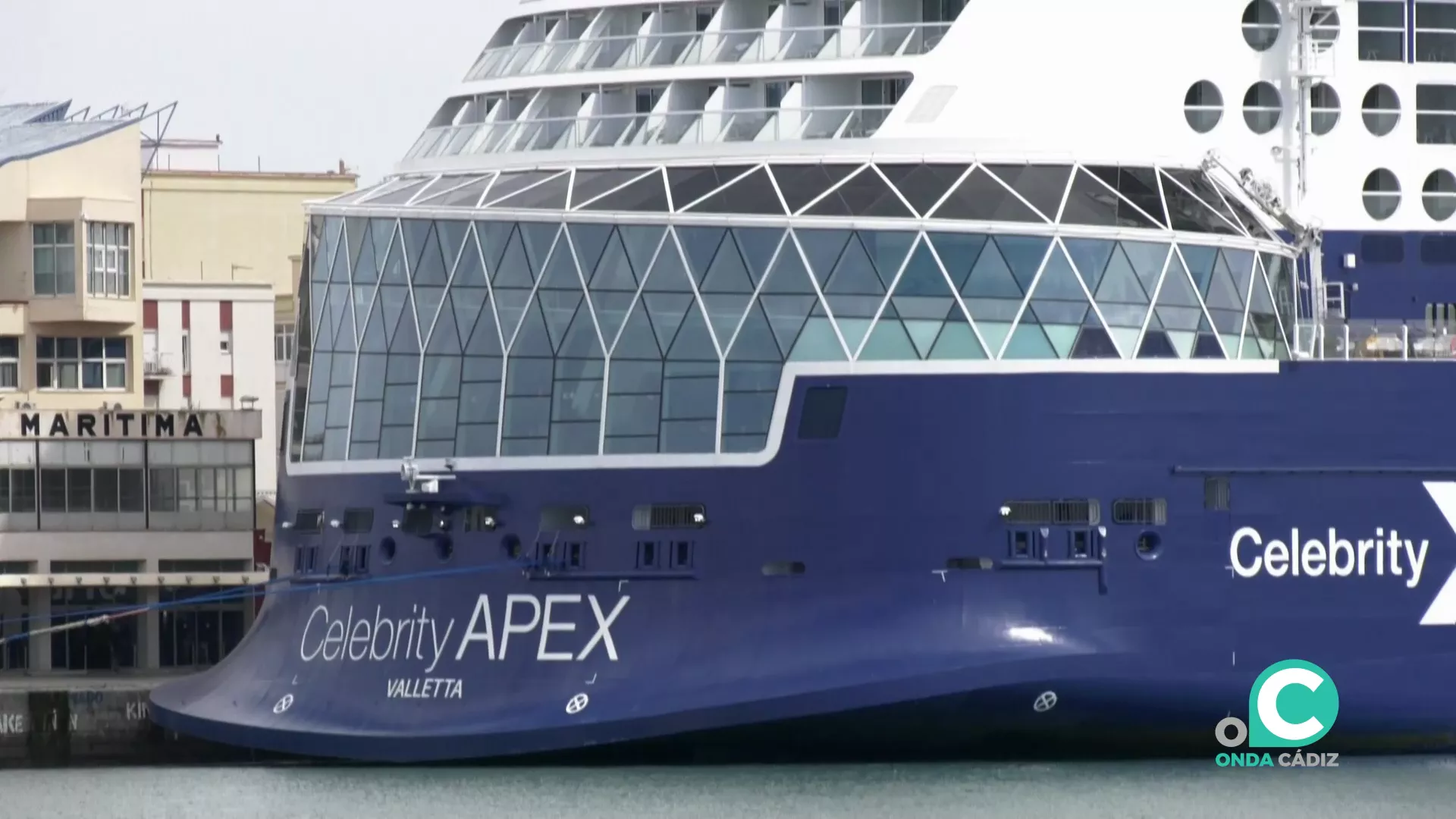 Detalle de la popa del vistoso navio en el muelle gaditano