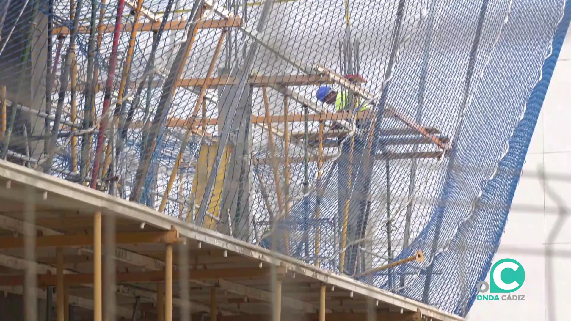 Un trabajador en un edificio en construcción en la capital gaditana