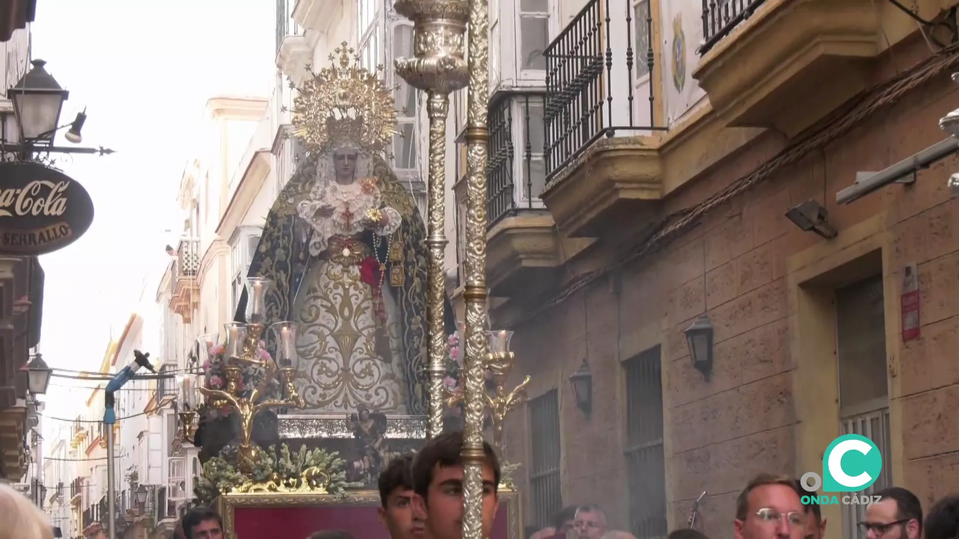 La Virgen de la Victoria celebró un novedoso rosario vespertino por el barrio del Mentidero en la cita mariana de agosto