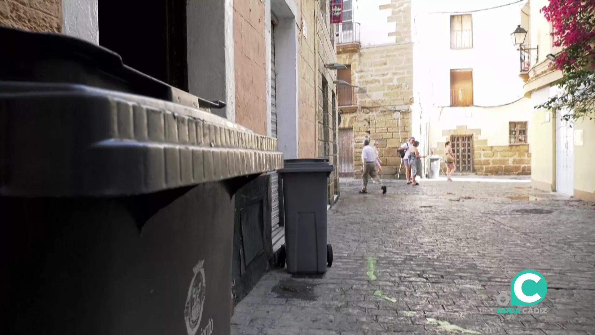 Contenedores en una calle del barrio del Pópulo de Cádiz