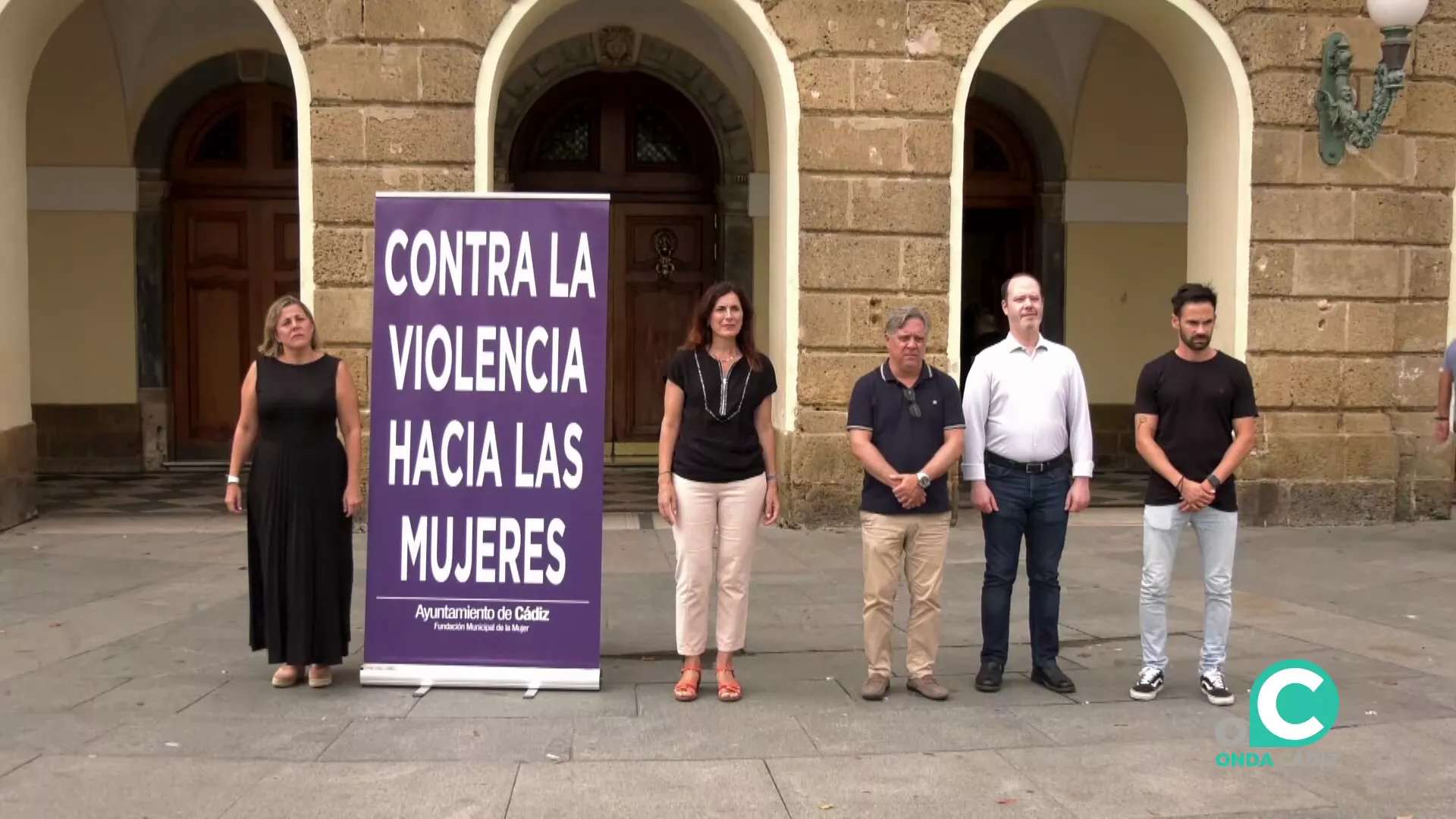 Representación institucional en el respetuoso momento vivido en la plaza de San Juan de Dios