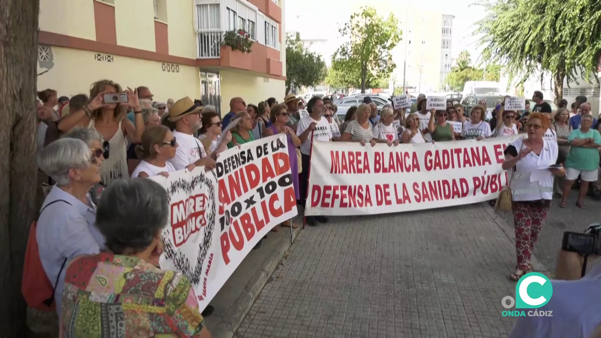 Un momento de la protesta a las puertas del Centro Salud La Paz