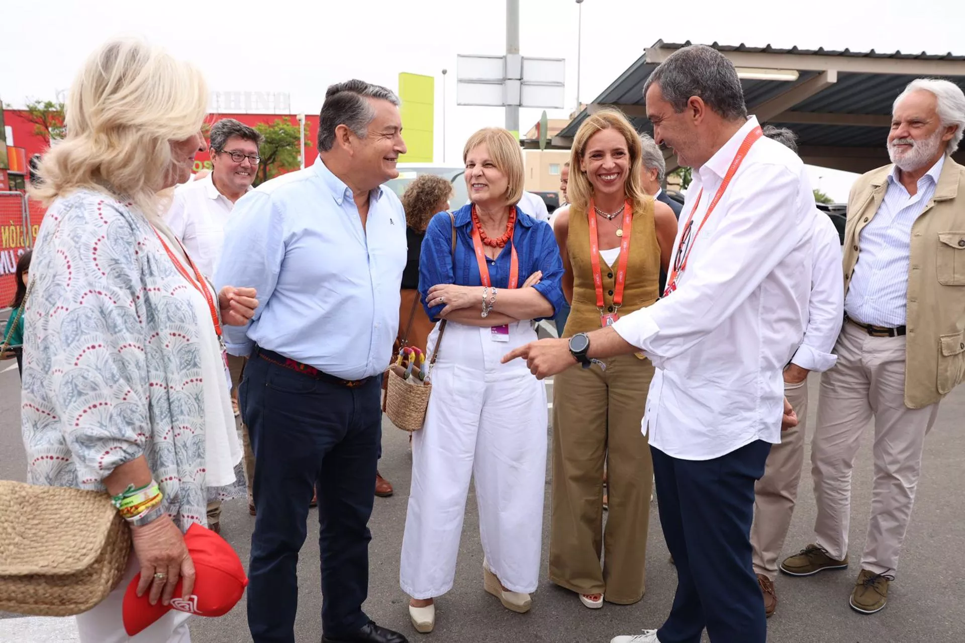 Autoridades al inicio del acto de salida de la sexta etapa de la Vuelta a España 2024