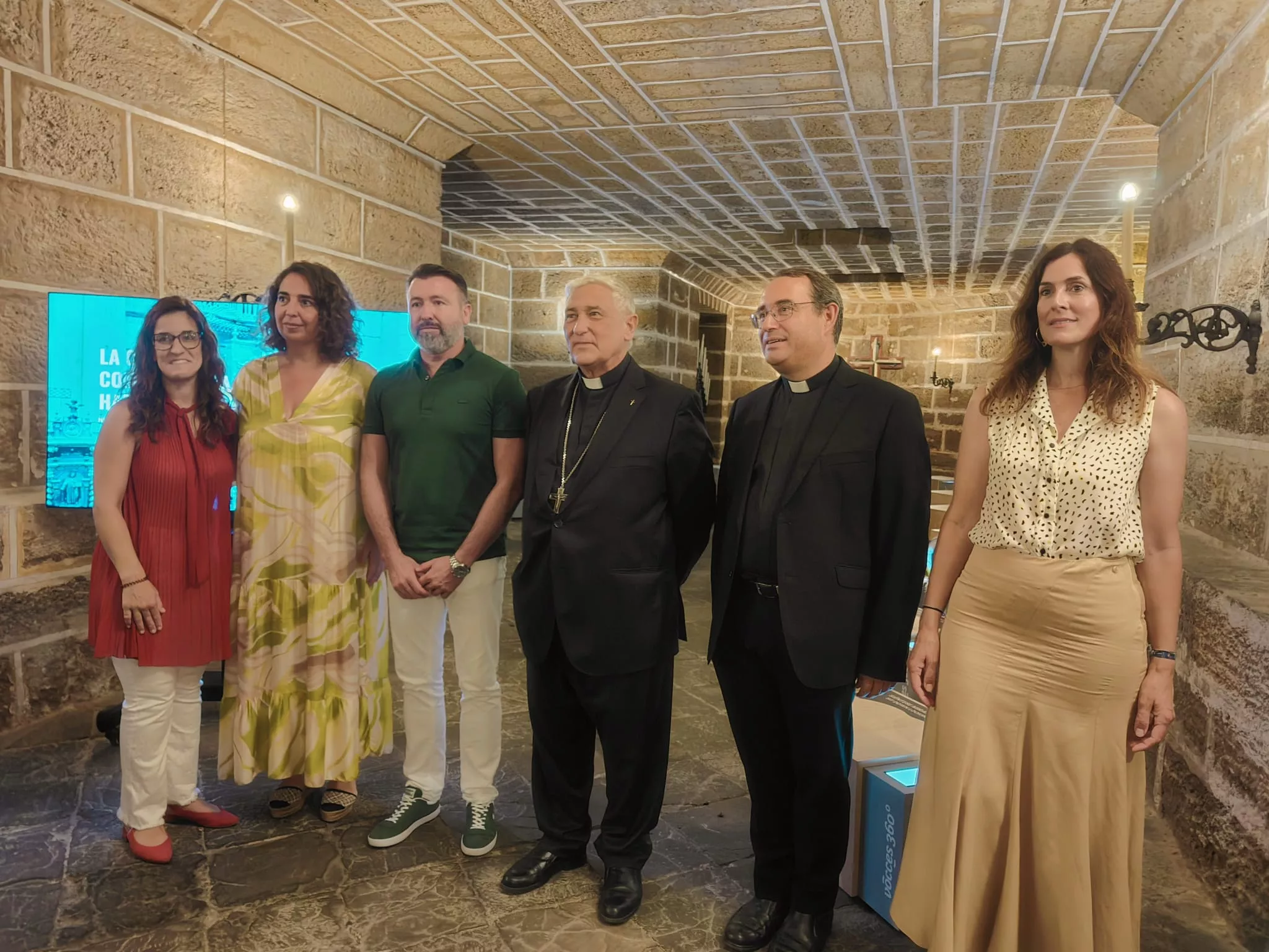 Zornoza, en la presentación de la nueva experiencia de realidad virtual en la Catedral de Cádiz. 