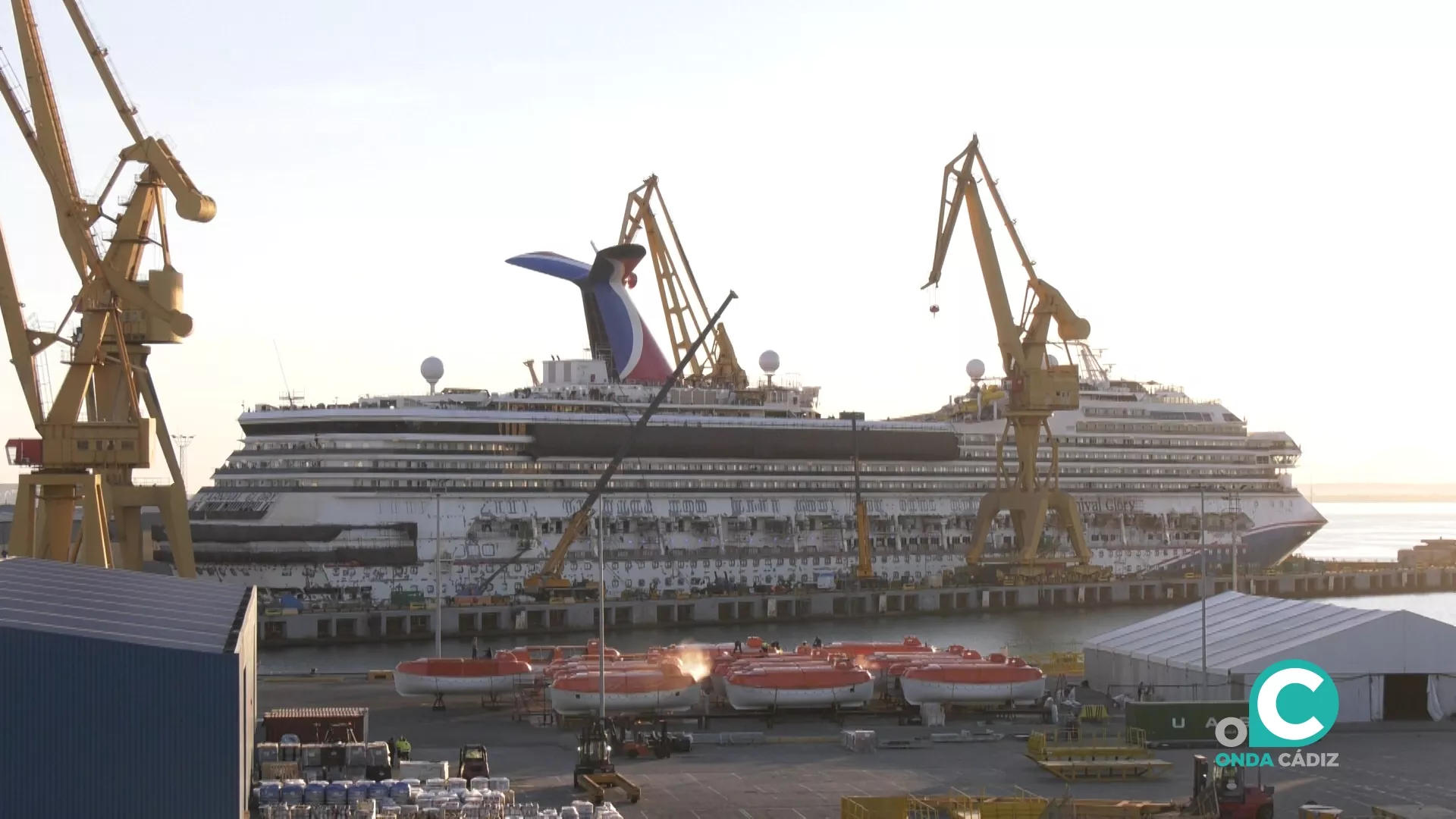 Imagen de un buque en reparación en las astilleros de Cádiz 