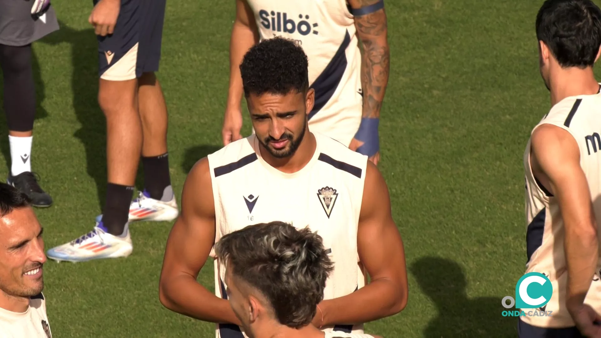 Imagen del jugador del Cádiz CF Chris Ramos, junto a sus compañeros. 