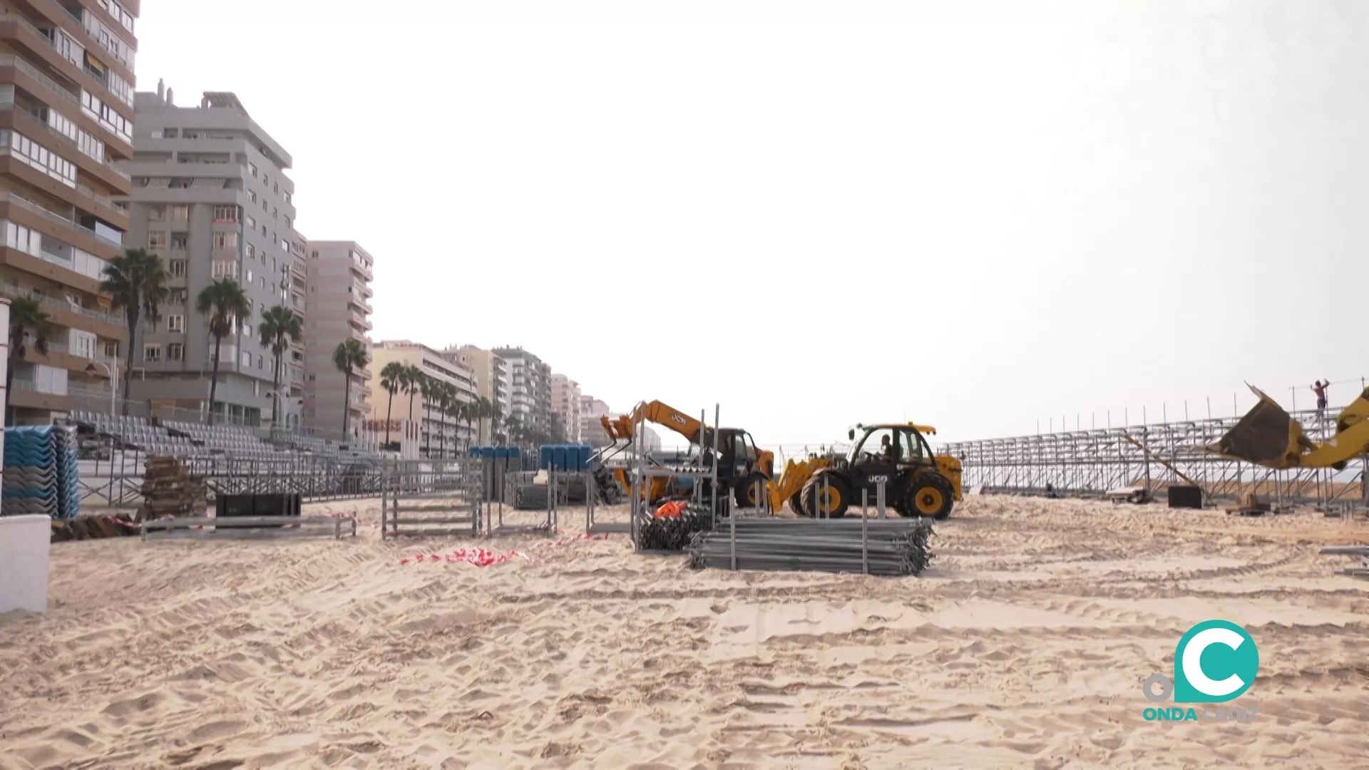 Trabajos de instalación en La Victoria para acoger la fase clasificatoria europea para la Copa Mundial de Fútbol Playa de la FIFA 2025.