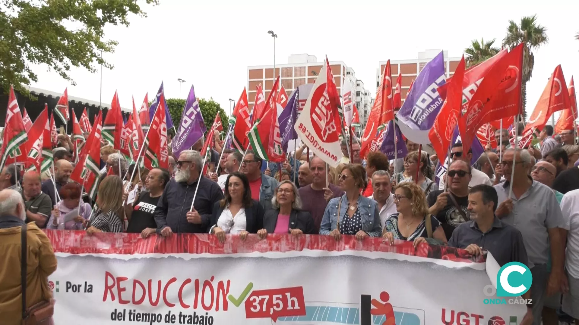 Imagen de la concentración frente a la puerta de la Confederación de Empresarios. 