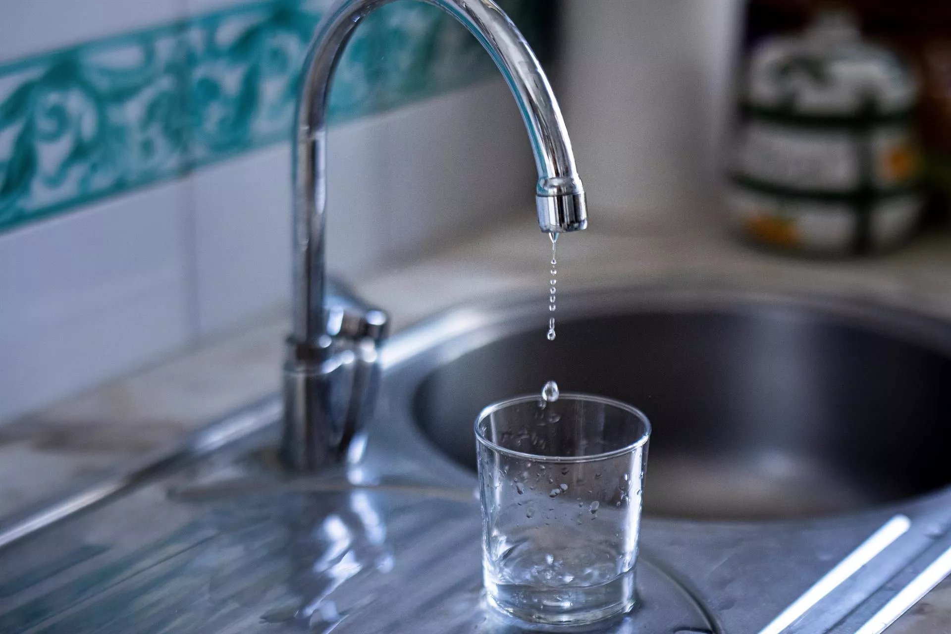 Imágenes de recurso de un grifo de agua de uso doméstico goteando