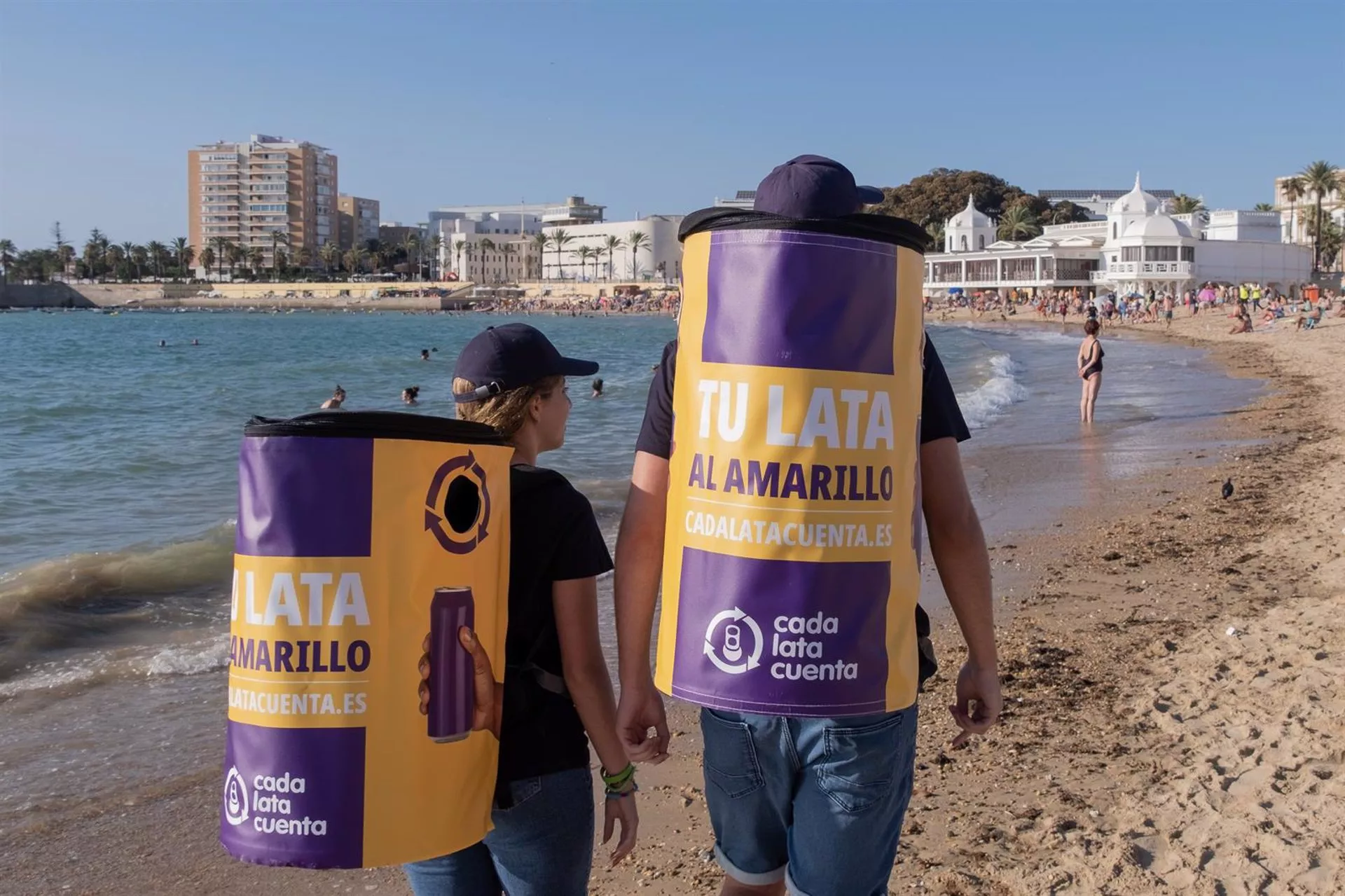 Educadores ambientales de Cada Lata Cuenta en Santa María del Mar