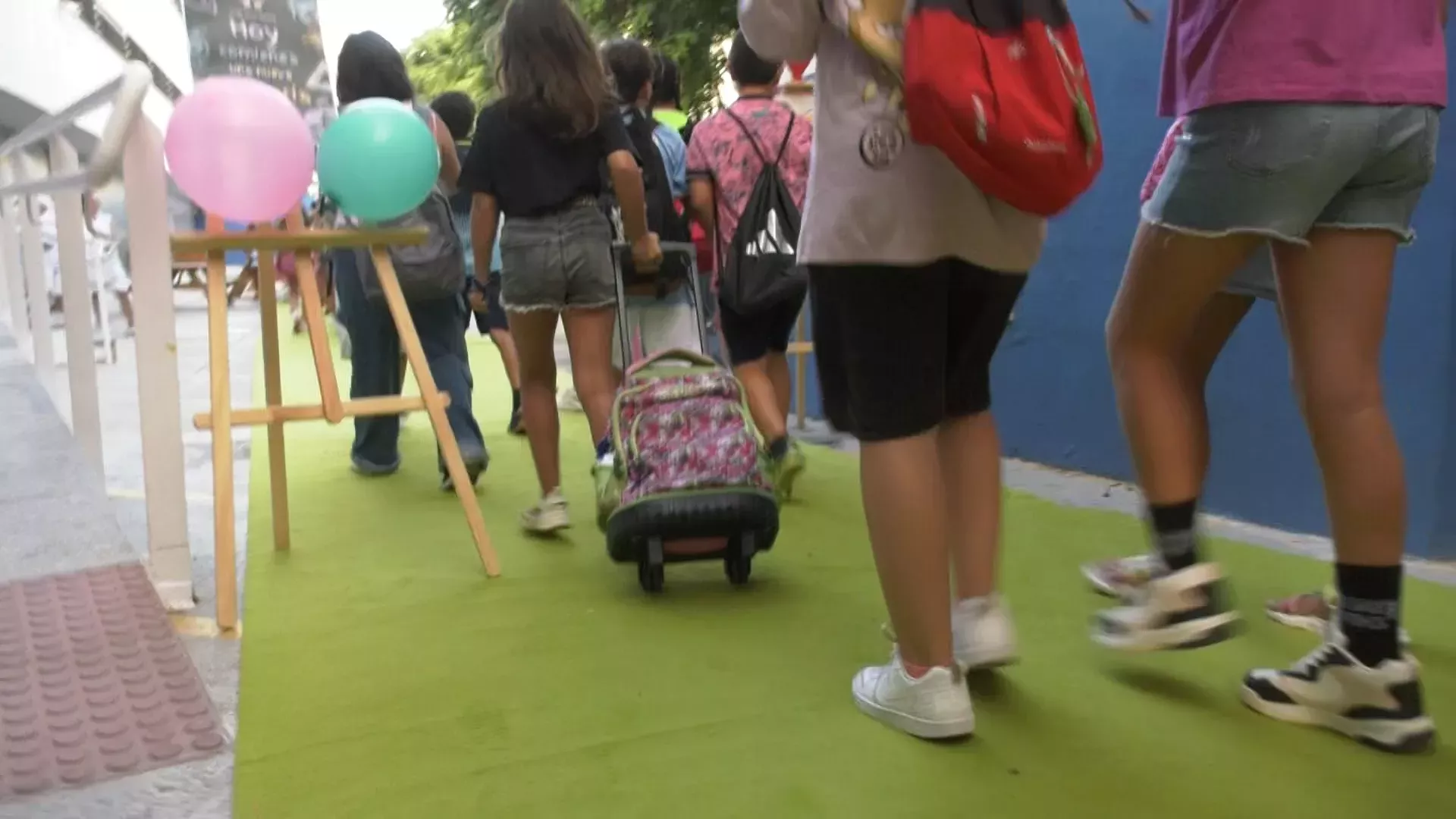 Escolares a la entrada de un centro educativo.