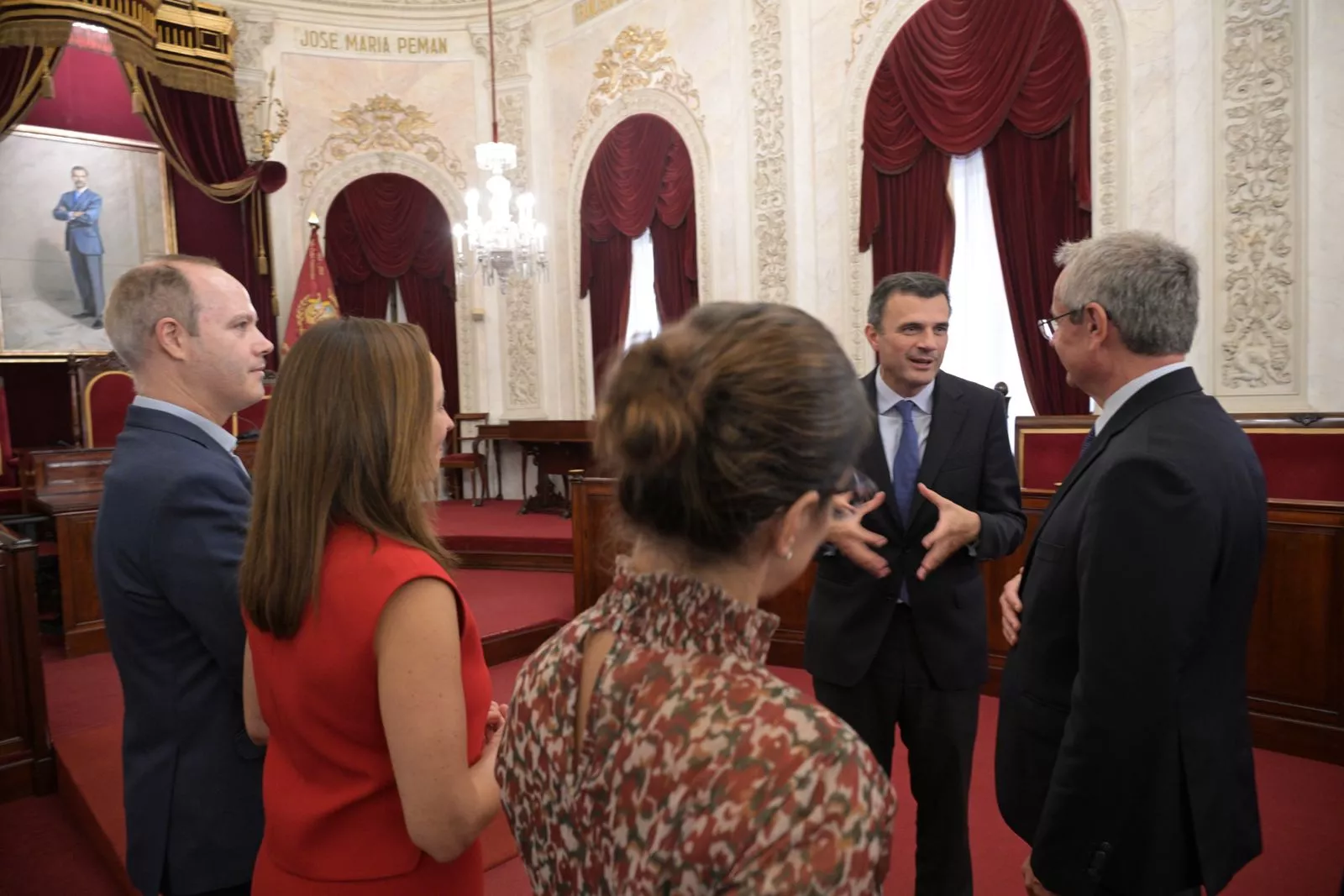 El Embajador de la República de Eslovenia, Robert Krmelj, en el salón de Plenos del Ayuntamiento de Cádiz. 