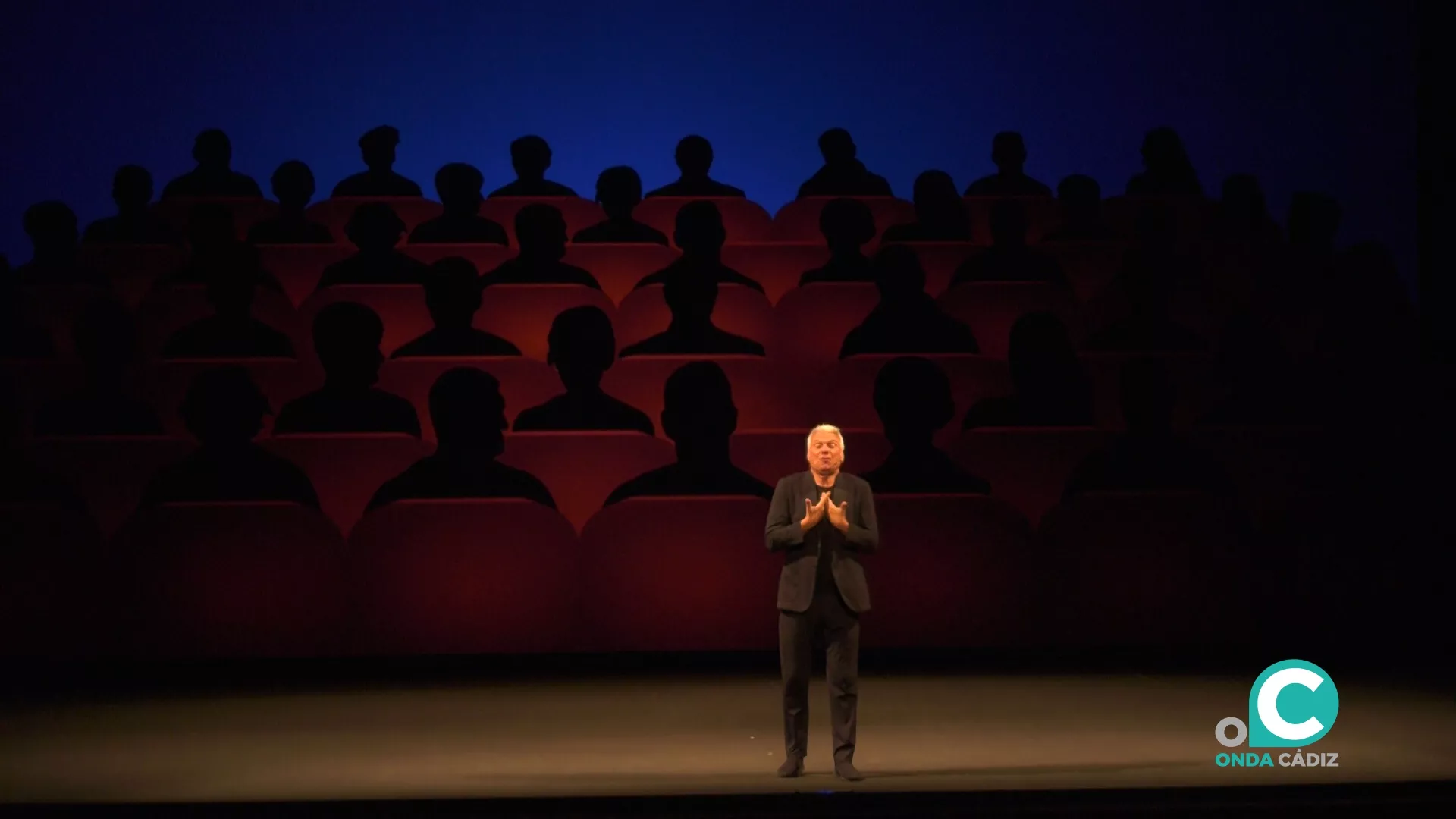 El cómico Carles Sans, en el escenario del Gran Teatro Falla. El cómico Carles Sans, en el escenario del Gran Teatro Falla.