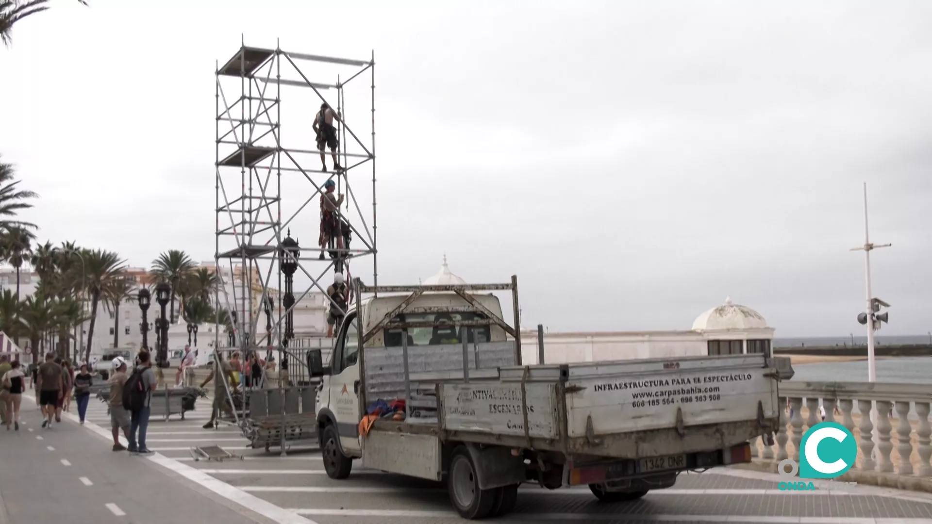 Operarios trabajan en el montaje del espectáculo Fura dels Baus.