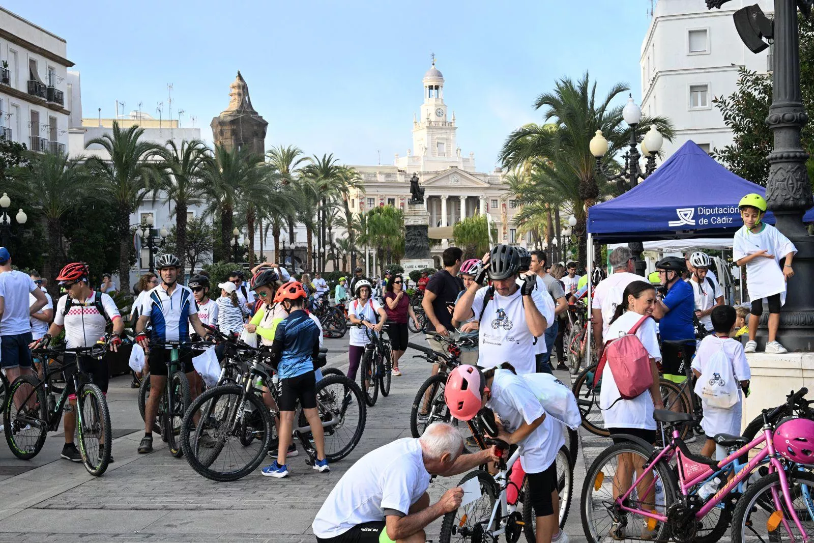 Ciclistas congregados en San Juan de Dios. 