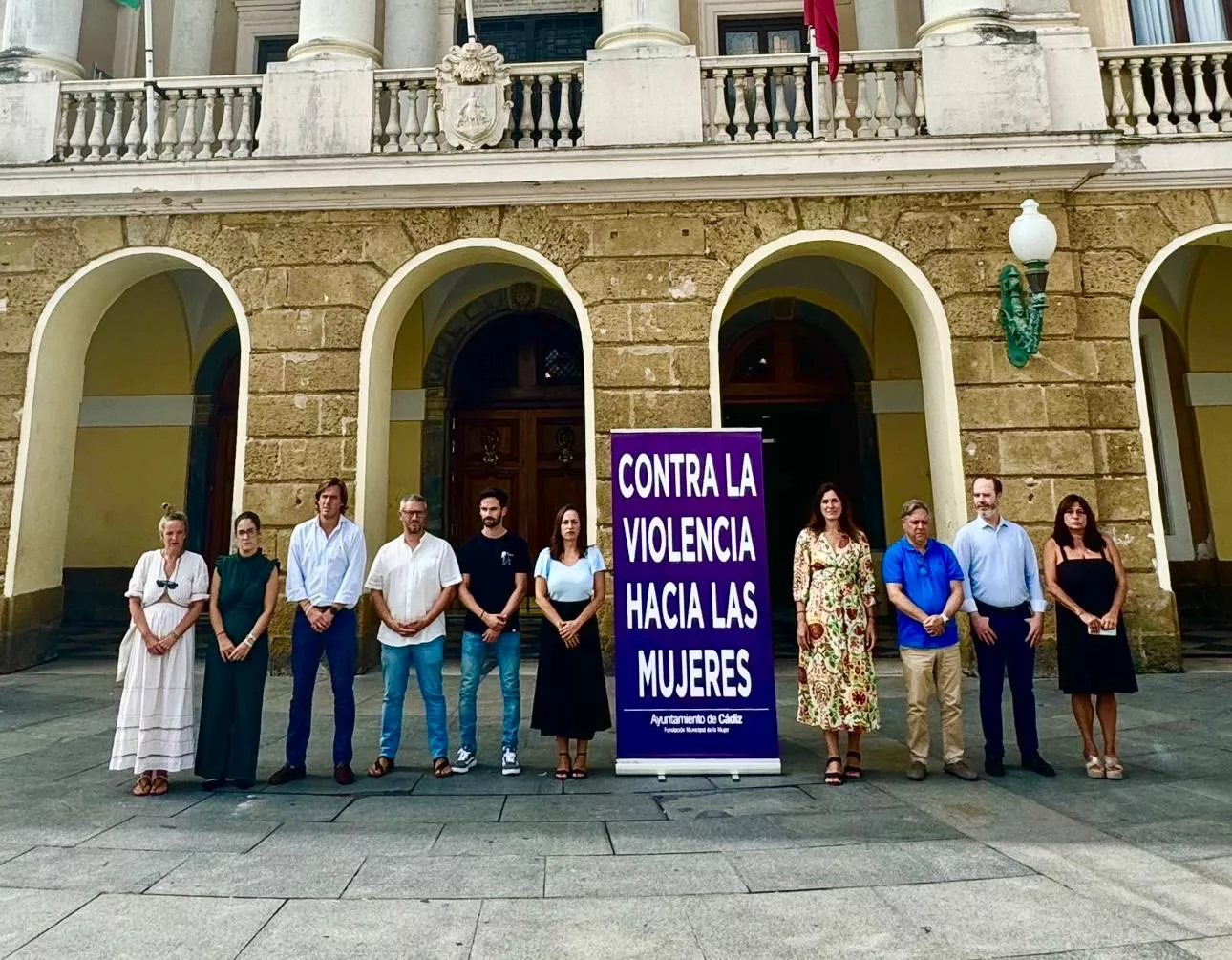 Momento del acto frente al Ayuntamiento de Cádiz