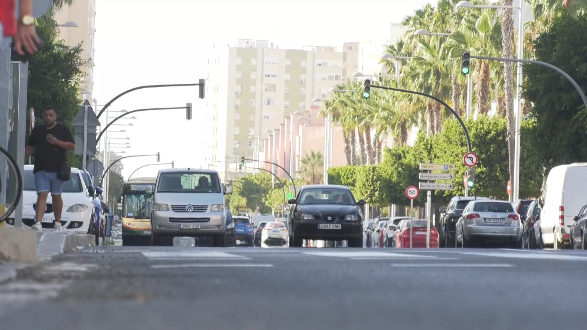 Tráfico circulando en unas de las avenidas de la ciudad. 