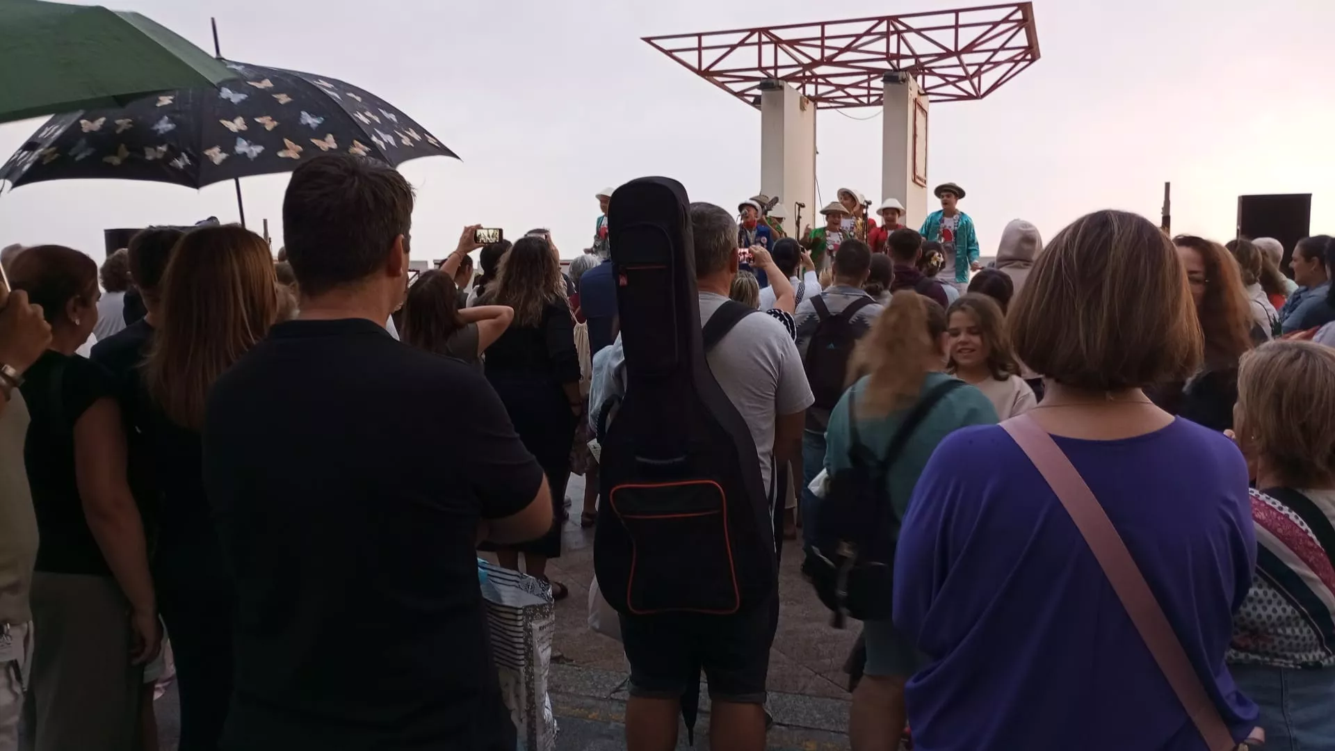 Carnaval en el paseo, pese a la amenaza de lluvia.