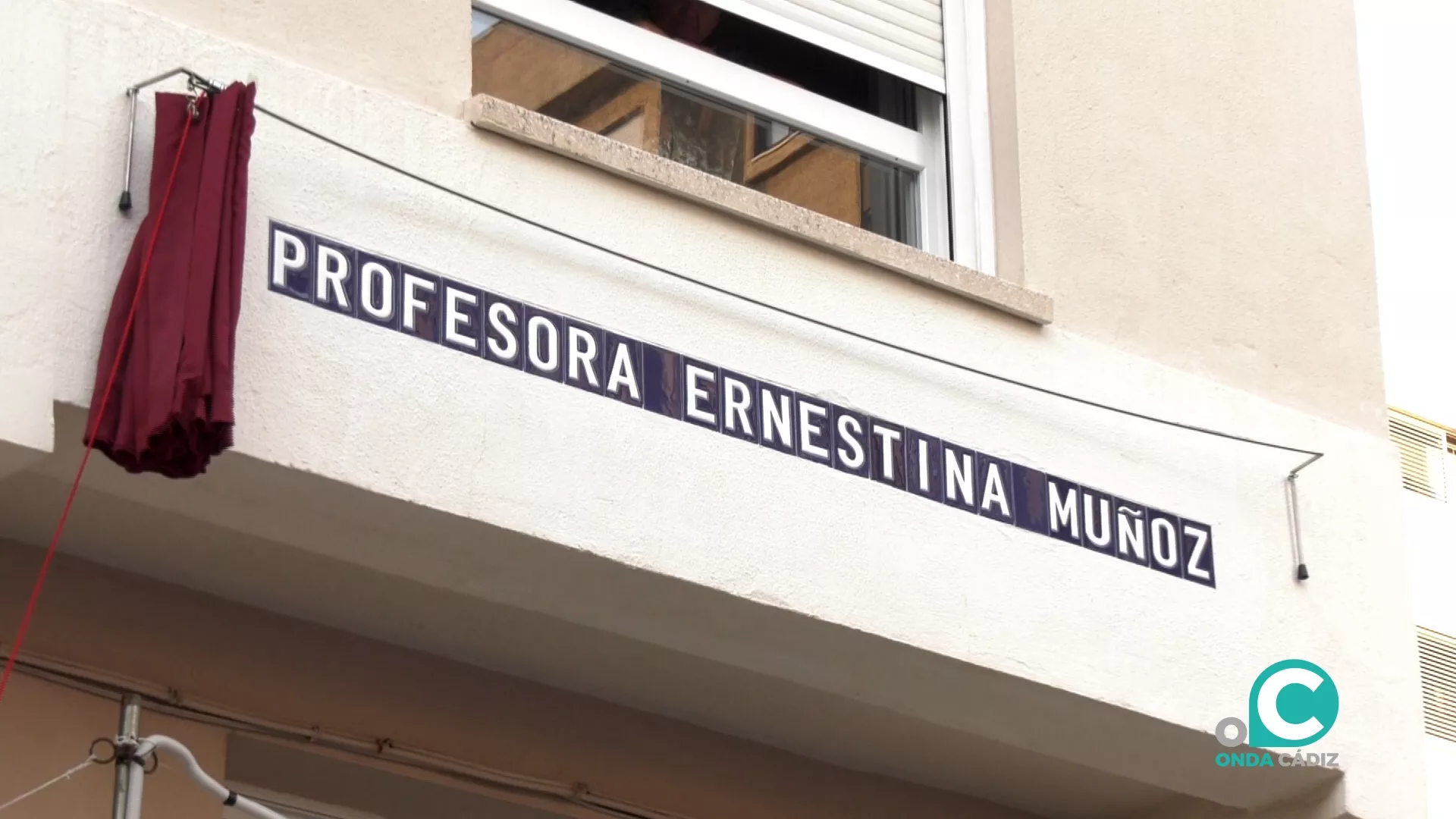 Placa a nombre de la docente e investigadora Ernestina Muñoz.