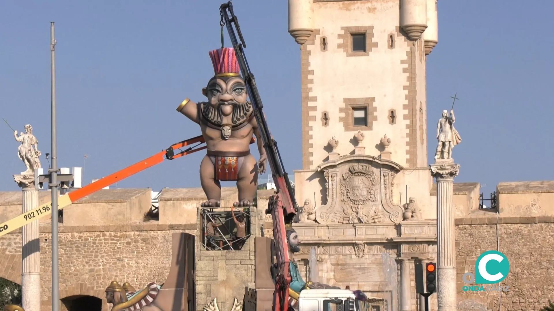 Operarios avanzan en el montaje de las esculturas en las Puertas de Tierra. 