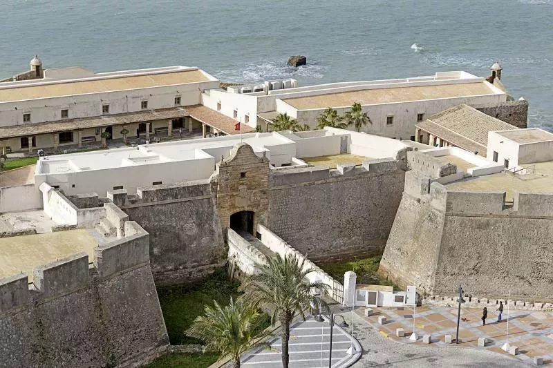 La Policía Local detiene a un varón por lesiones graves y tentativa de robo en el entorno del castillo de Santa Catalina.