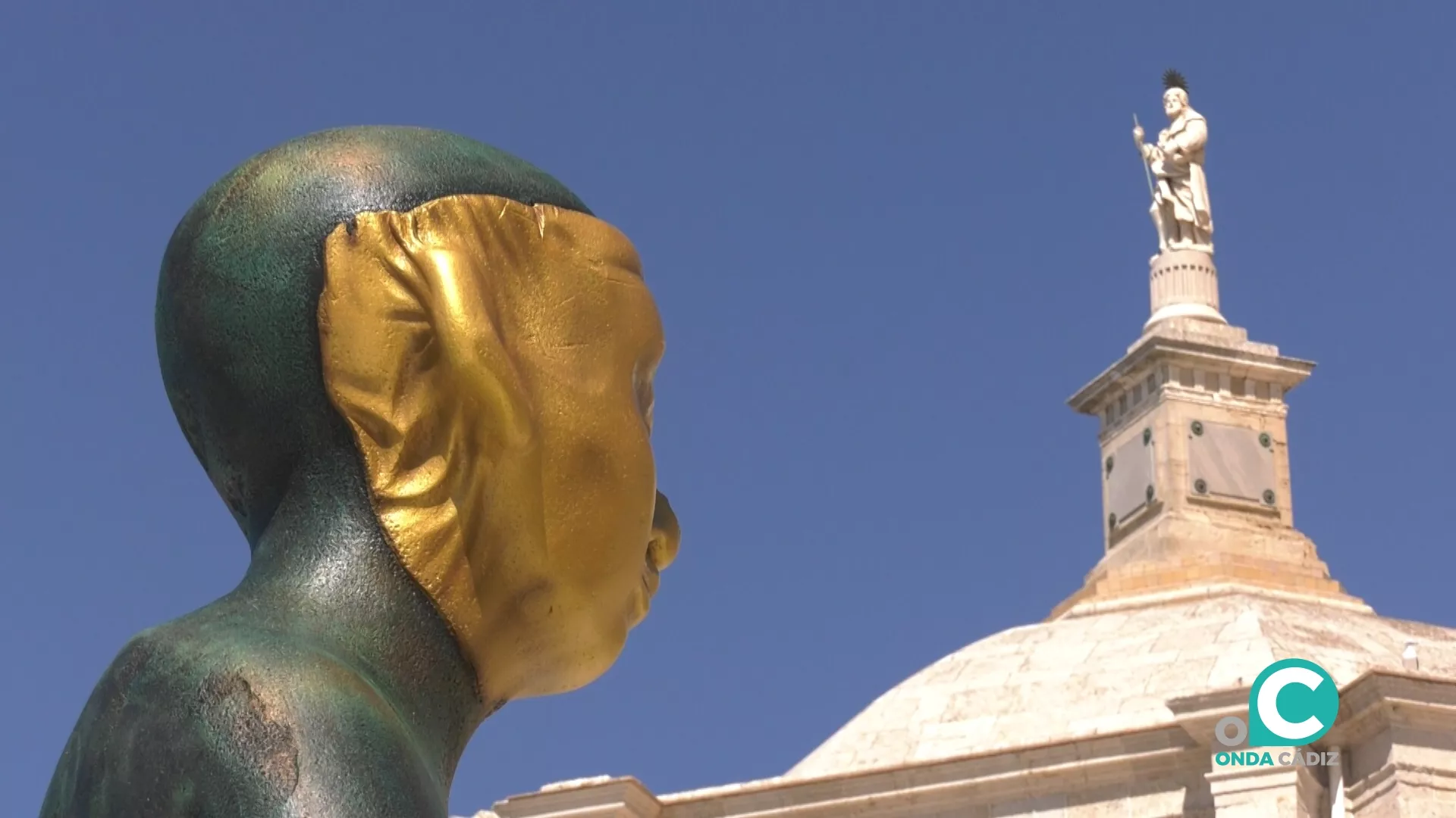 "El Sacerdote de Cádiz" es una de las figuras que completan el conjunto arquitectónico realizado en estos días en la ciudad. 