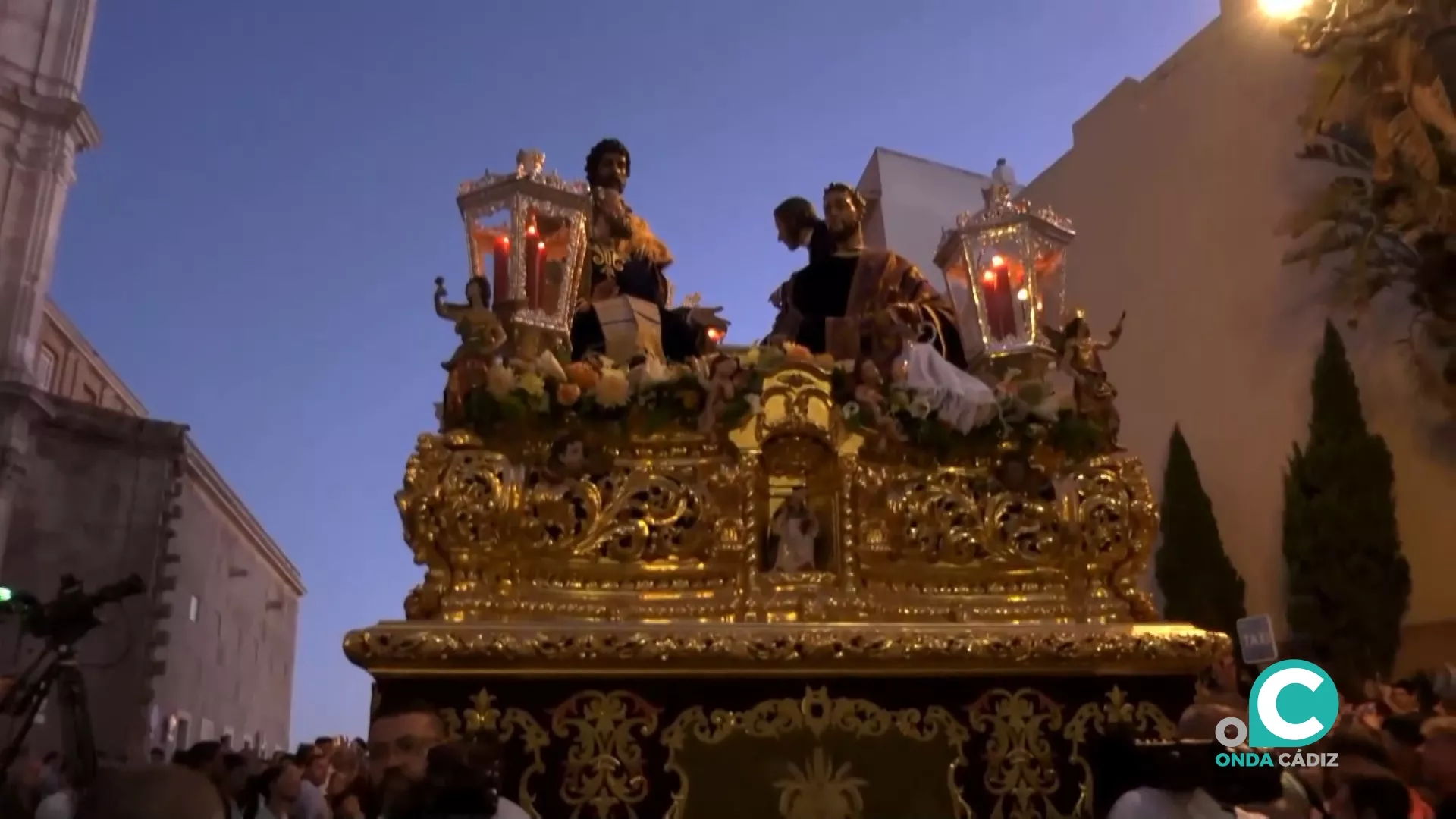 Imagen de la salida extraordinaria del misterio de la hermandad de la Sagrada Cena por las calles de Cádiz. 