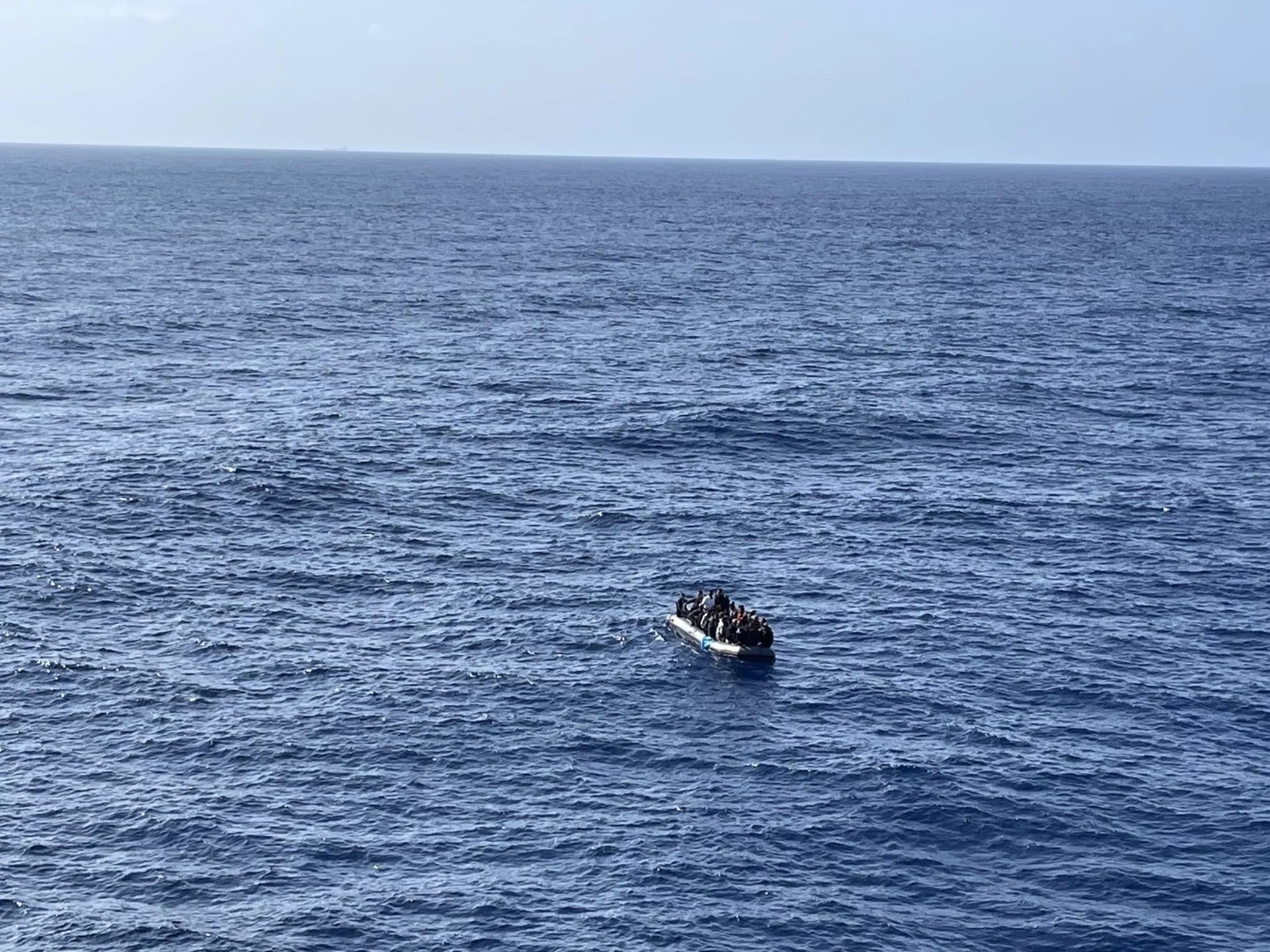 Embarcación neumática localizada y rescatada por Salvamento Marítimo.