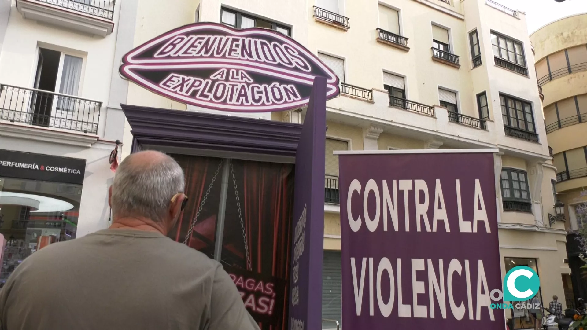 Un hombre participando en la campaña "Bienvenidos a la explotación". 