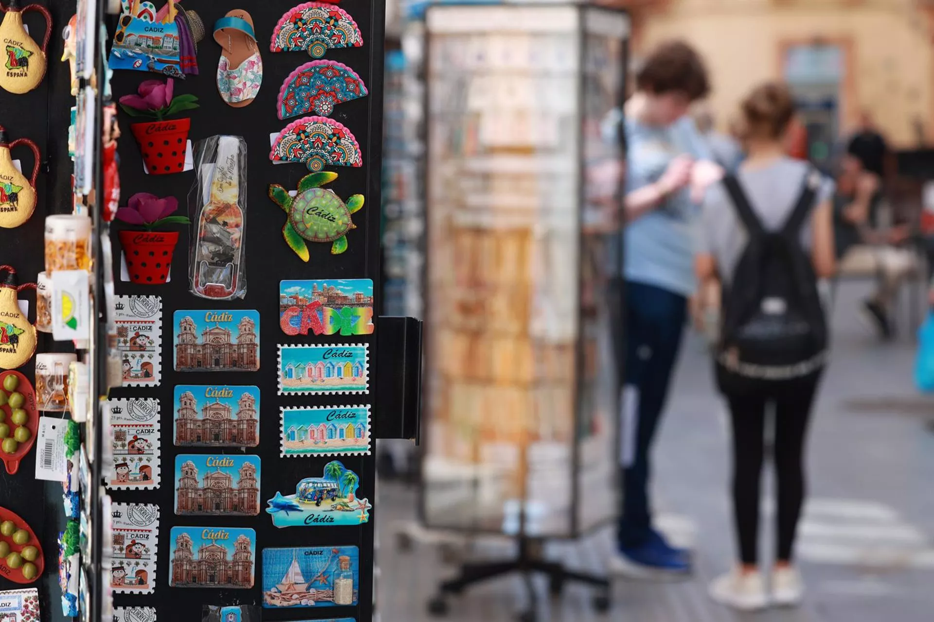 Cruceristas junto a una tienda de recuerdos en el centro de la ciudad