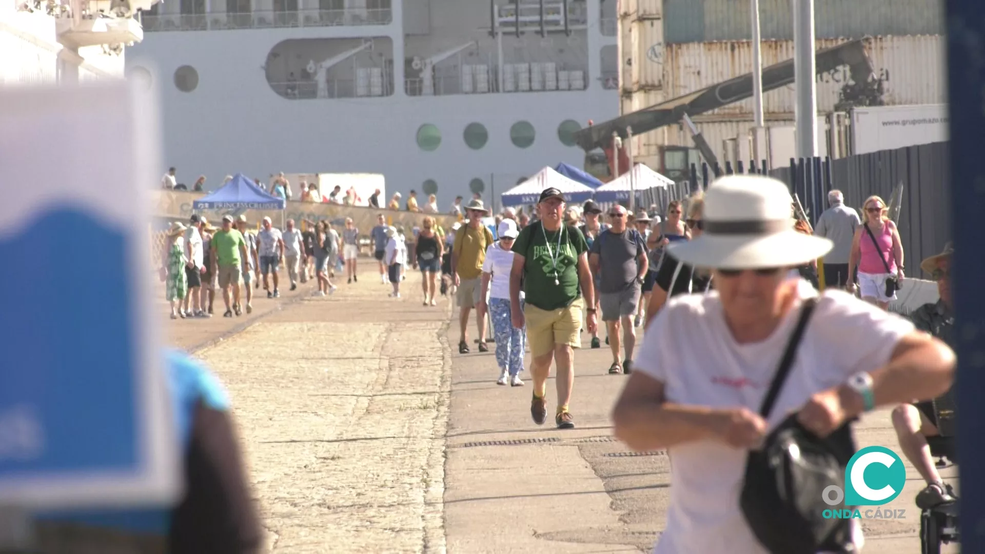 Turistas en su llegada a la capital gaditana a bordo de cruceros. 