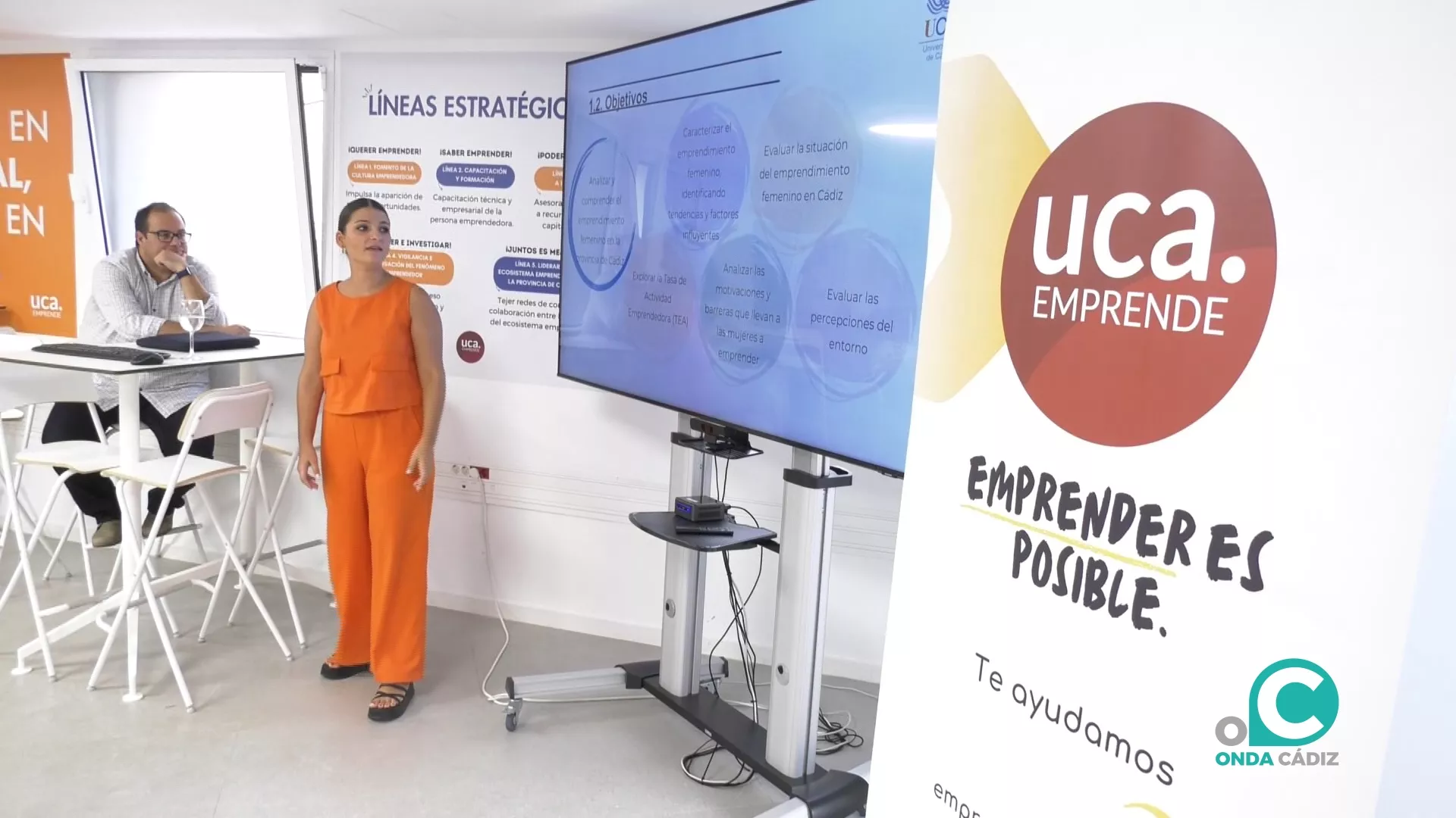 La egresada de la UCA Laura Rubiales presenta su estudio "El emprendimiento femenino en Cádiz".