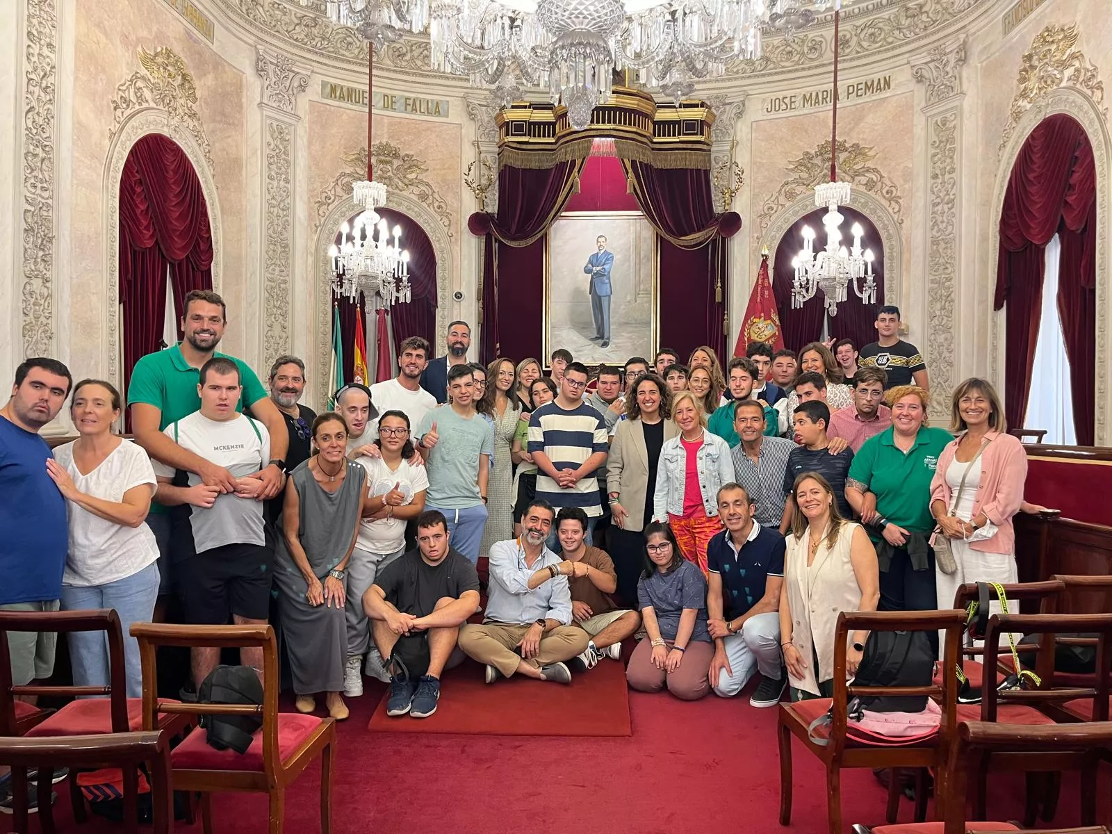 Foto de familia en el salón de plenos del Ayuntamiento de Cádiz. 