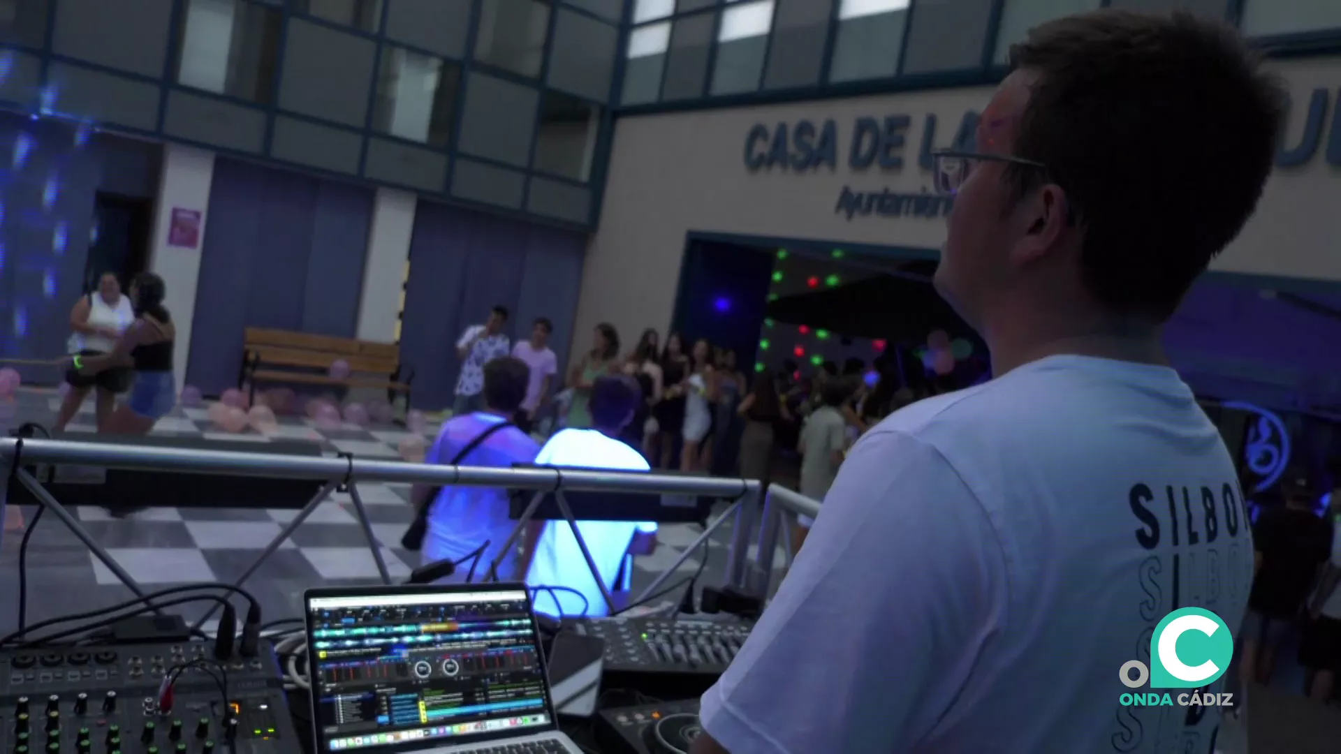 Un DJ ameniza el baile de la cita nocturna