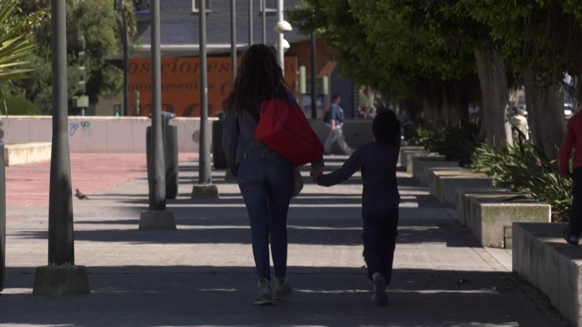 Una madre acompaña a su hijo al colegio en Cádiz