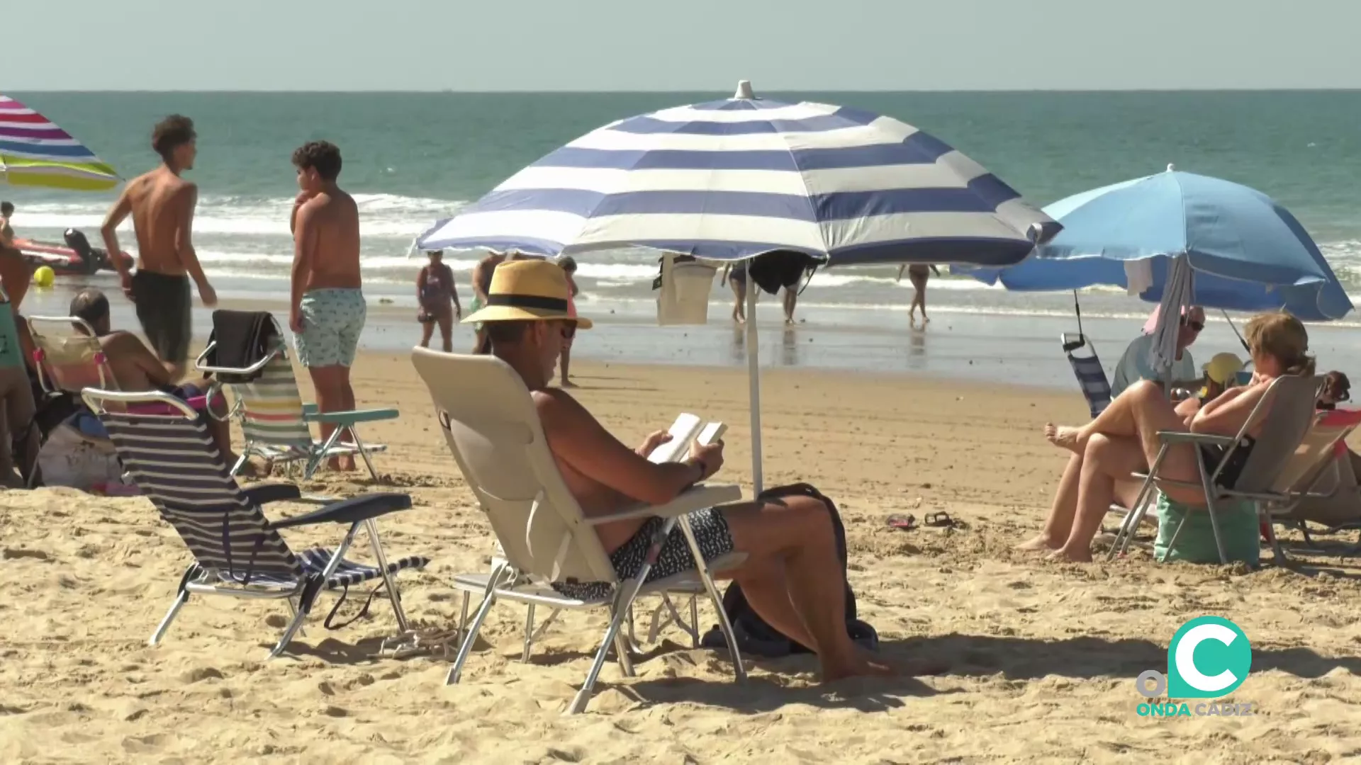 Un hombre disfruta de su lectura en la playa Victoria