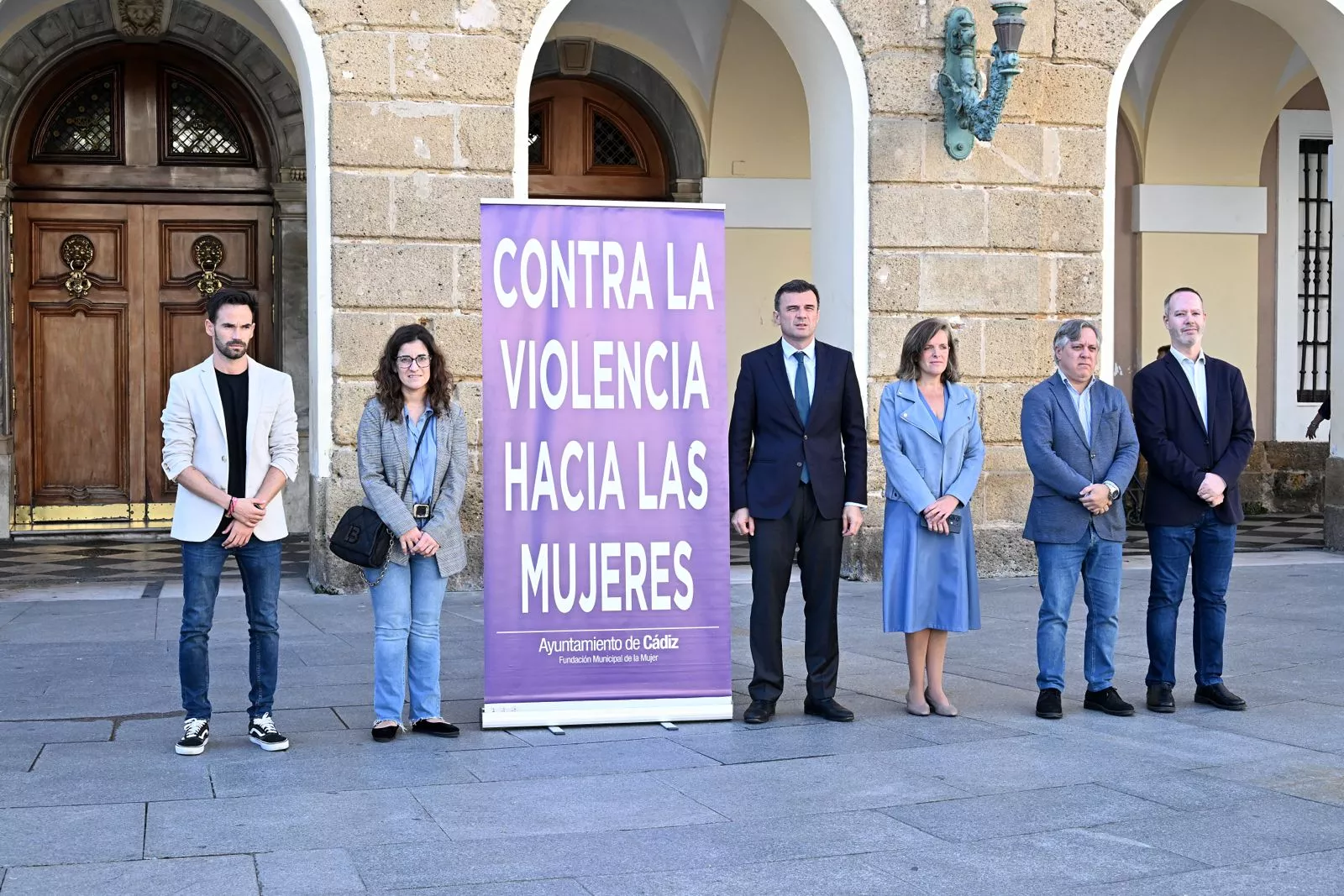 Imagen del minuto de silencio guardado este lunes en San Juan de Dios. 