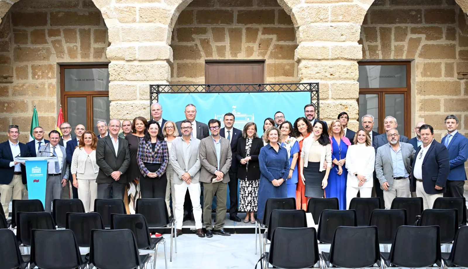 Asistentes a la cita en una foto grupal con la primera autoridad de la ciudad 